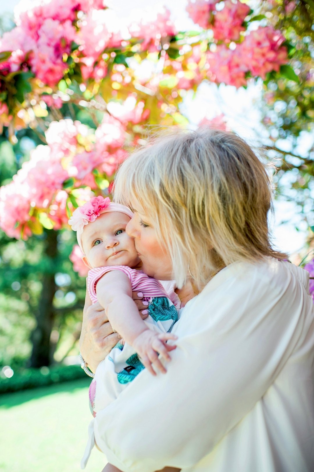 Spring has sprung! I loved photographing this session&hellip;and I still love looking at it. For me it&rsquo;s the pink and the green. I&rsquo;m a fan of pink&hellip;and the flowers and the sweet connection between grandmother and baby! 💓🌸