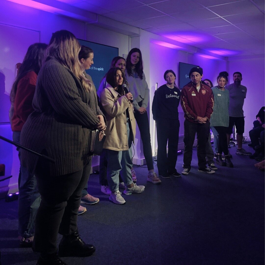 An amazing first 24 hours with the @bssmredding @bethelmissions_ team 🔥 We kicked off last night with worship and ministry at @school.of.the.spirit, with the team praying and prophesying over our students. 

Then today @stevejones_oxford spoke on Ox