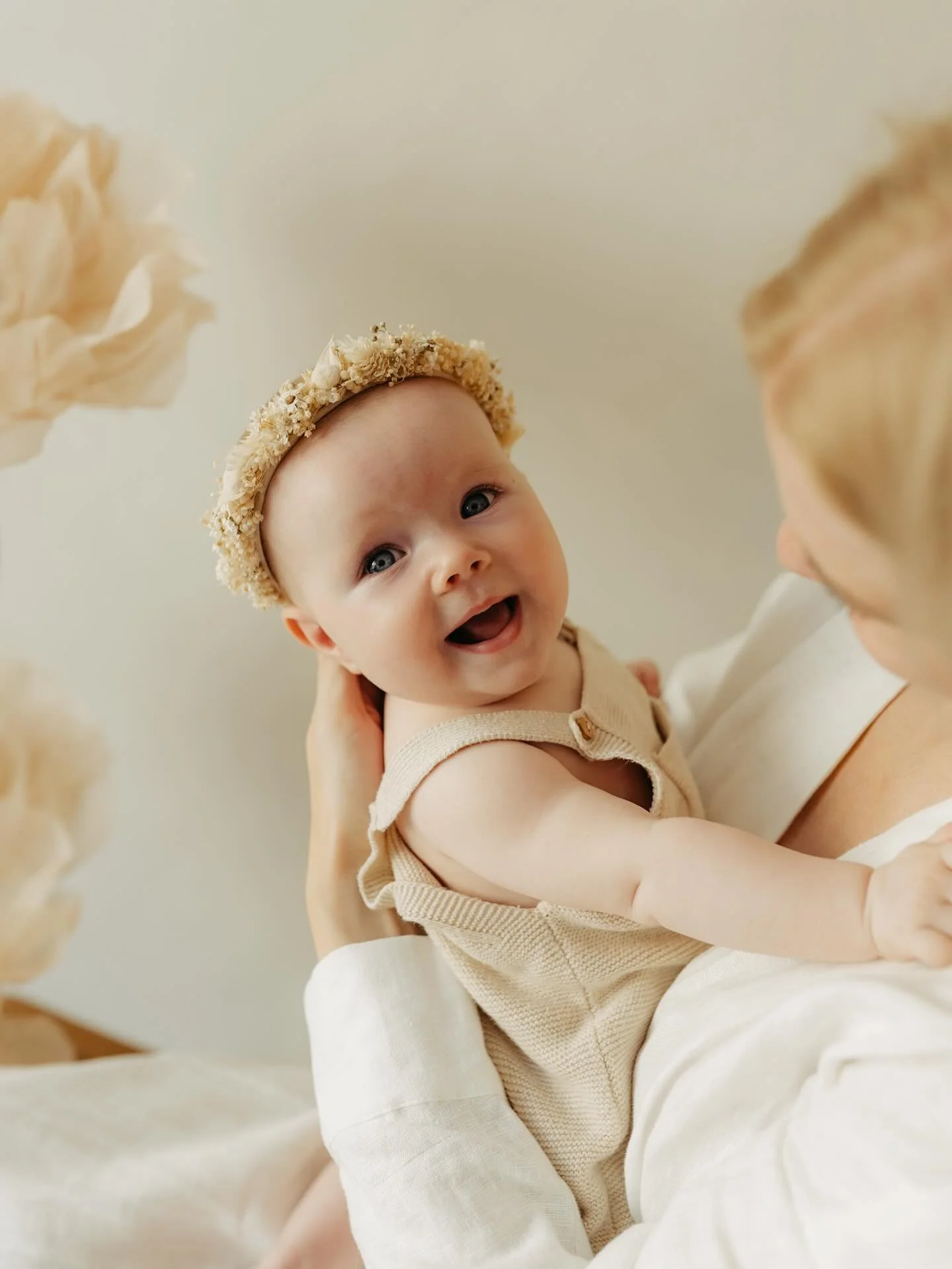 6 Monate kleine C. ❤️ 
Ein wunderschönes Familienshooting in meinem Atelier - wieder mal der beste Beweis, dass jedes Alter seinen ganz eigenen Zauber hat, ganz besonders im ersten Babyjahr. 😭✨