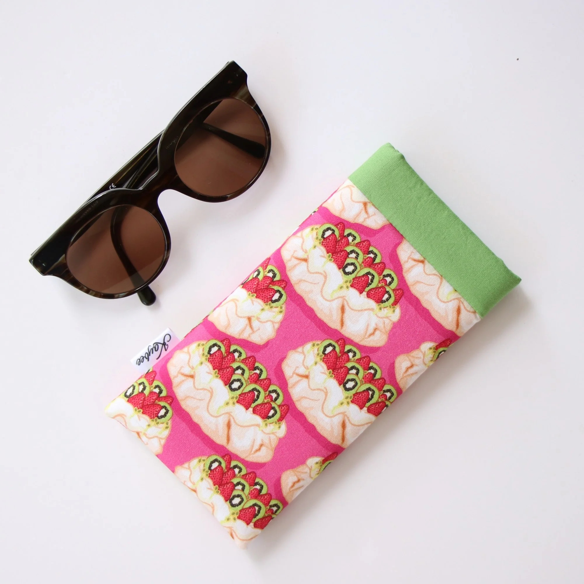snazzy-sleeve-sunglass-pavlova.JPG