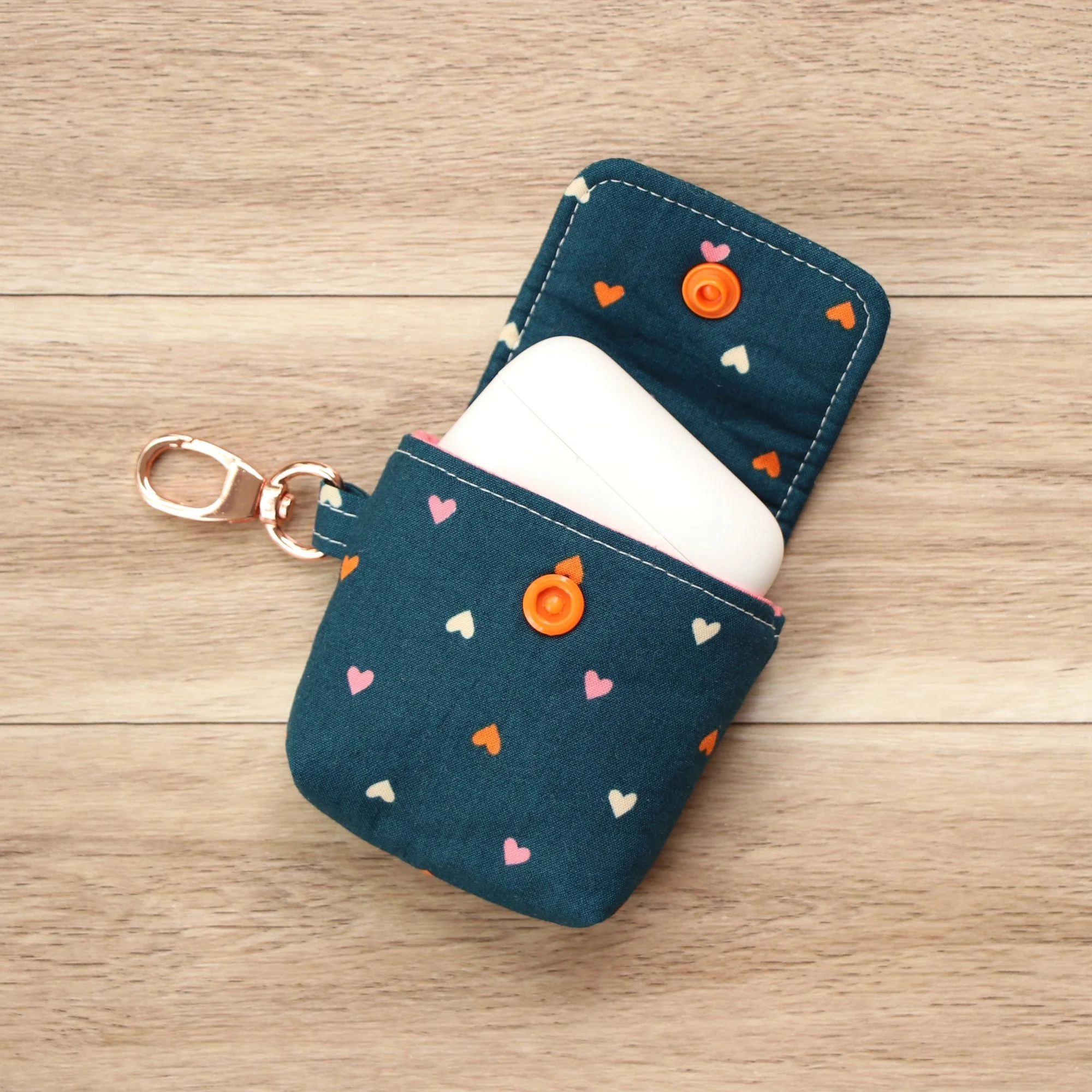 audiobook-earbud-pouch-hearts-1.JPG