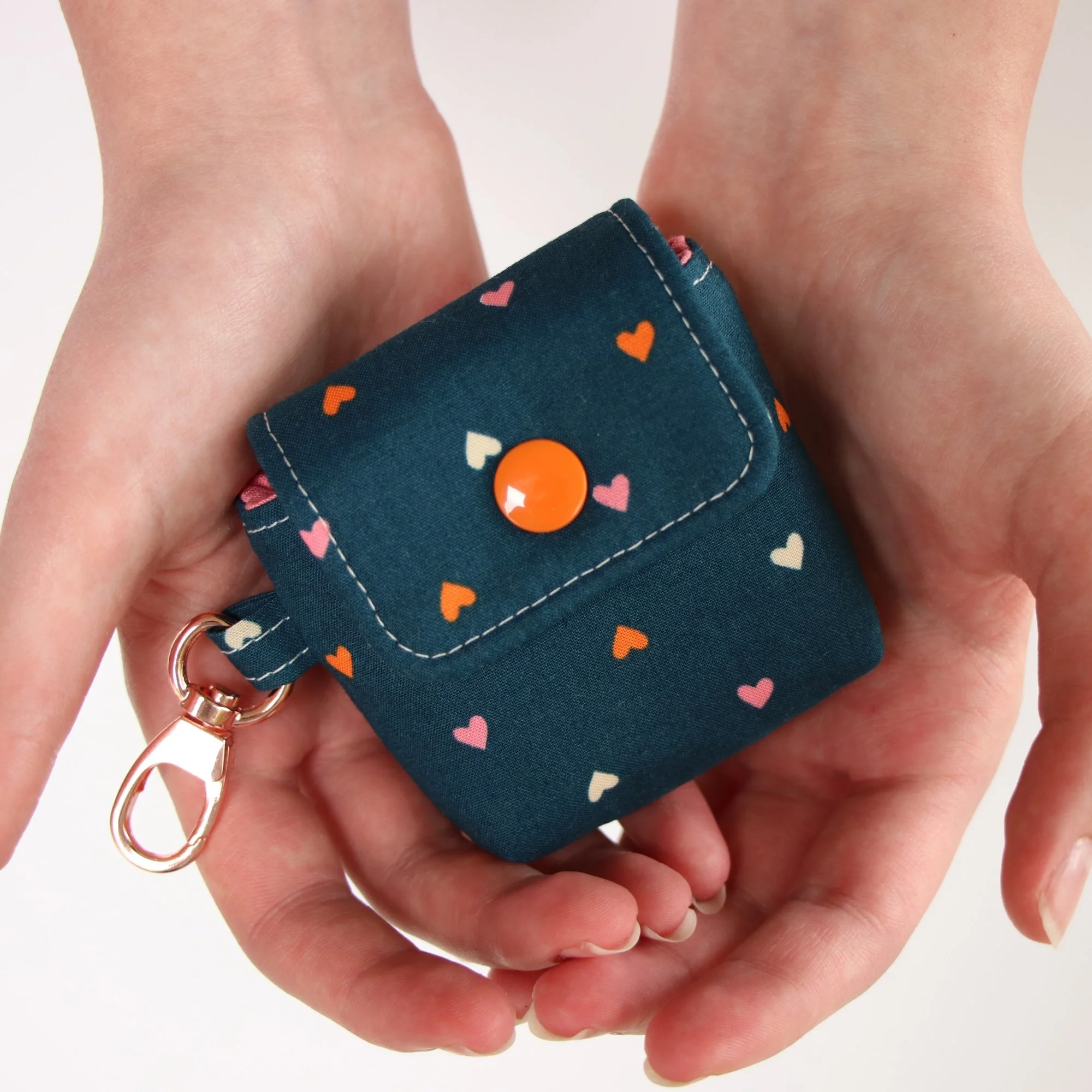 Audiobook Earbud Pouch - Hearts Navy