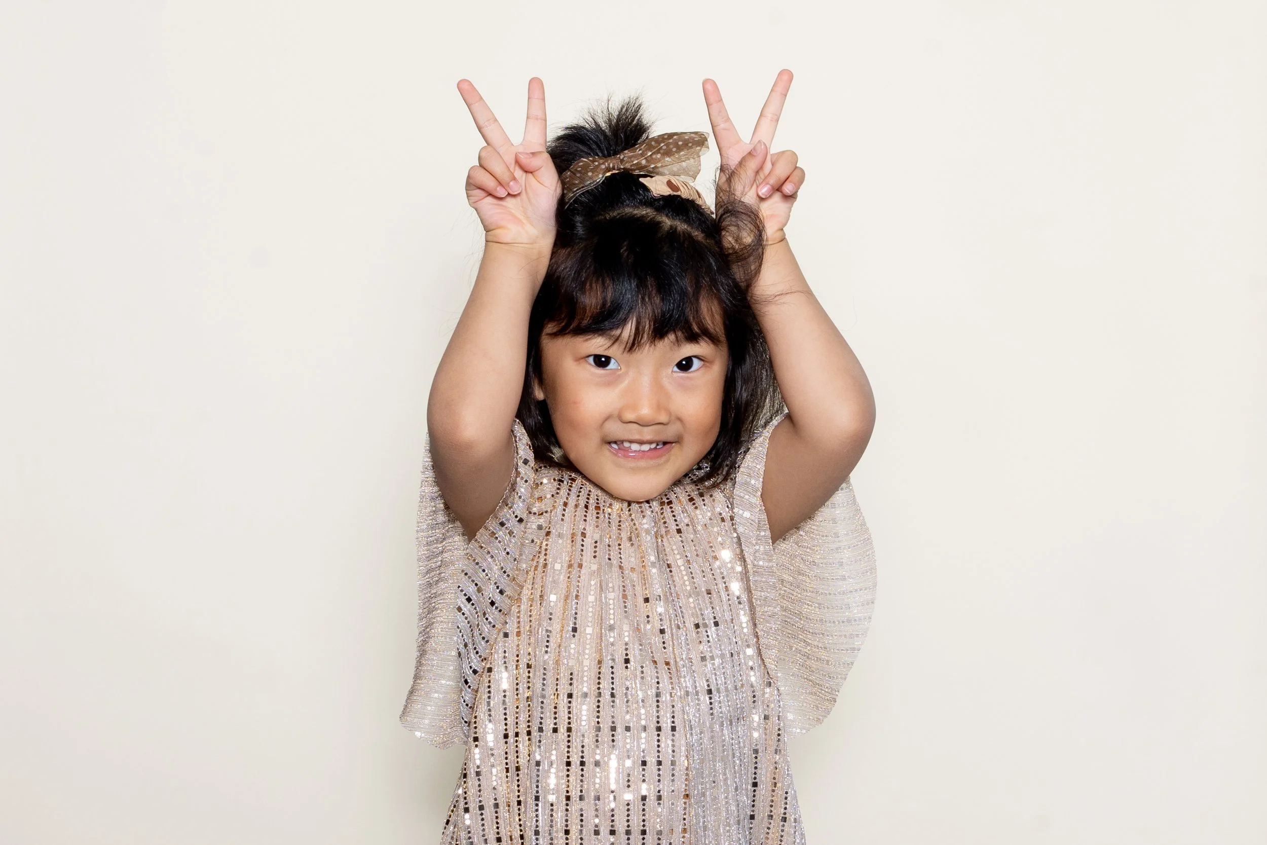 📸 🩵 School is JUST around the corner, and there are select openings for Montessori/Daycare/Bigger schools this fall! 
The funnest part (other than getting cute cute cute photos) is picking between classic portrait backdrop OR the new digital option