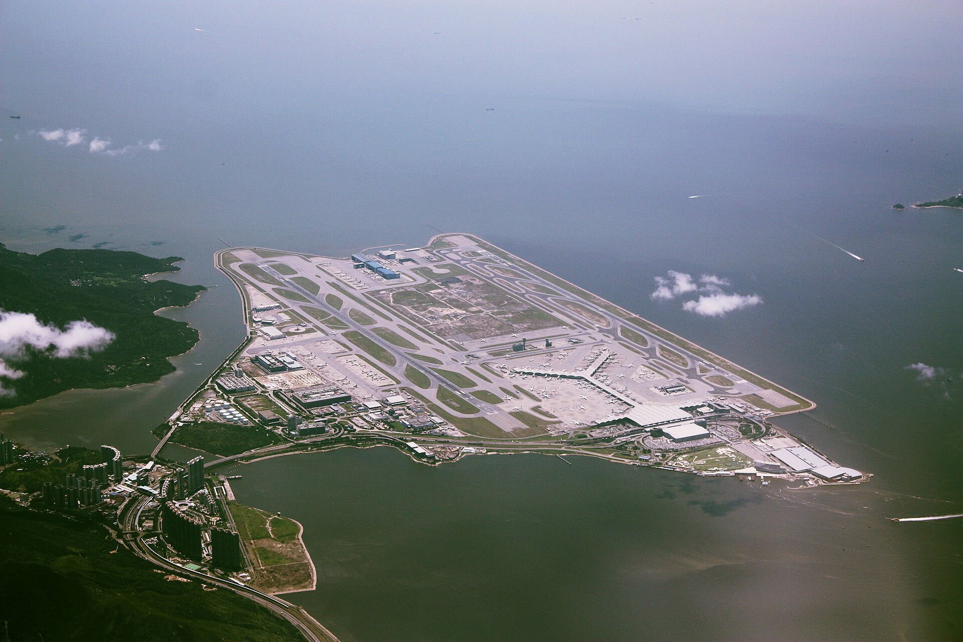 1920px-A_bird's_eye_view_of_Hong_Kong_International_Airport.jpg