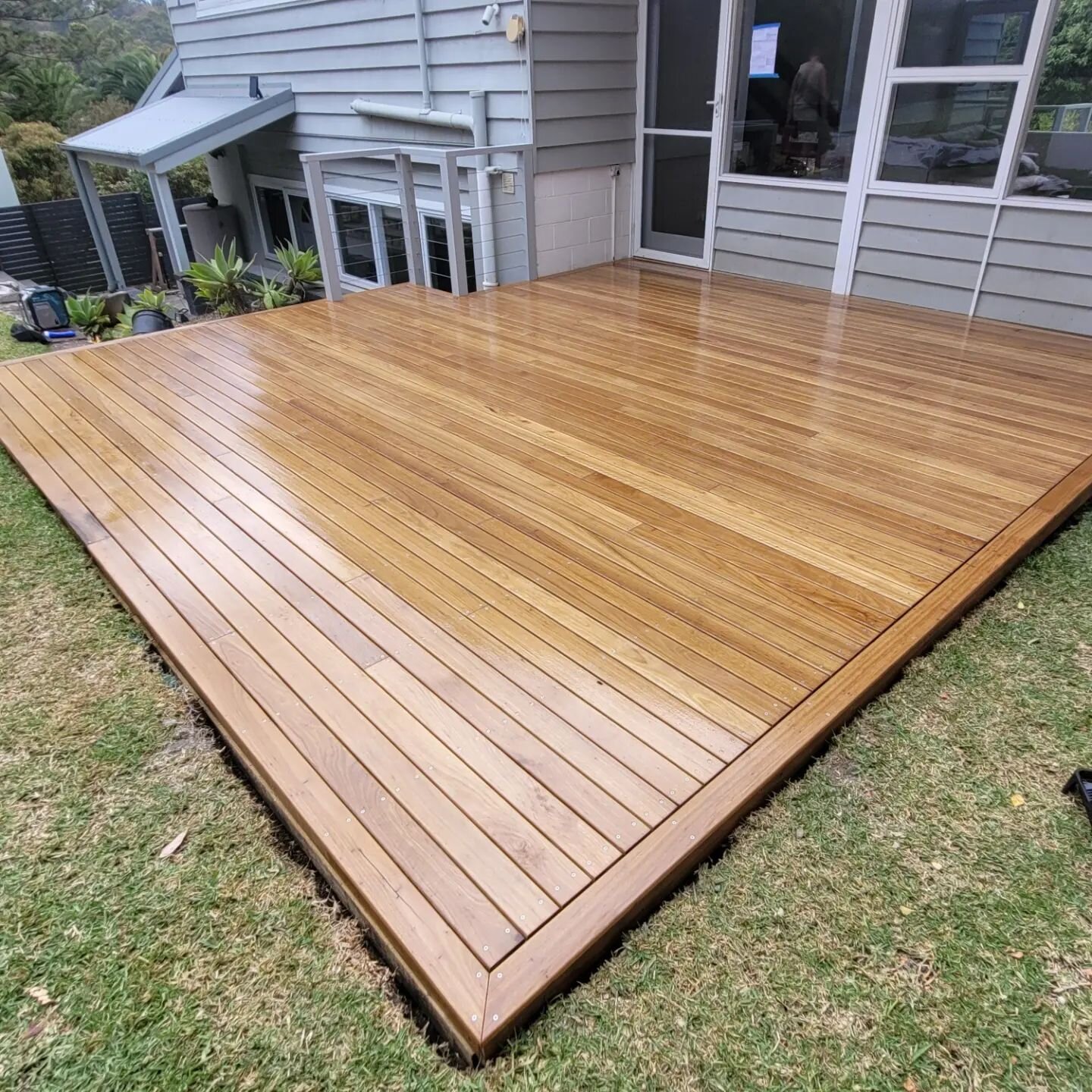Fun little Tallowood deck to fill the gap before Chrissy. Extra excavation was required for airflow beneath and around the subframe with geotextile fabric, blue metal and drainage to help prevent future decay. Finished off with a coat of @cutekaustra