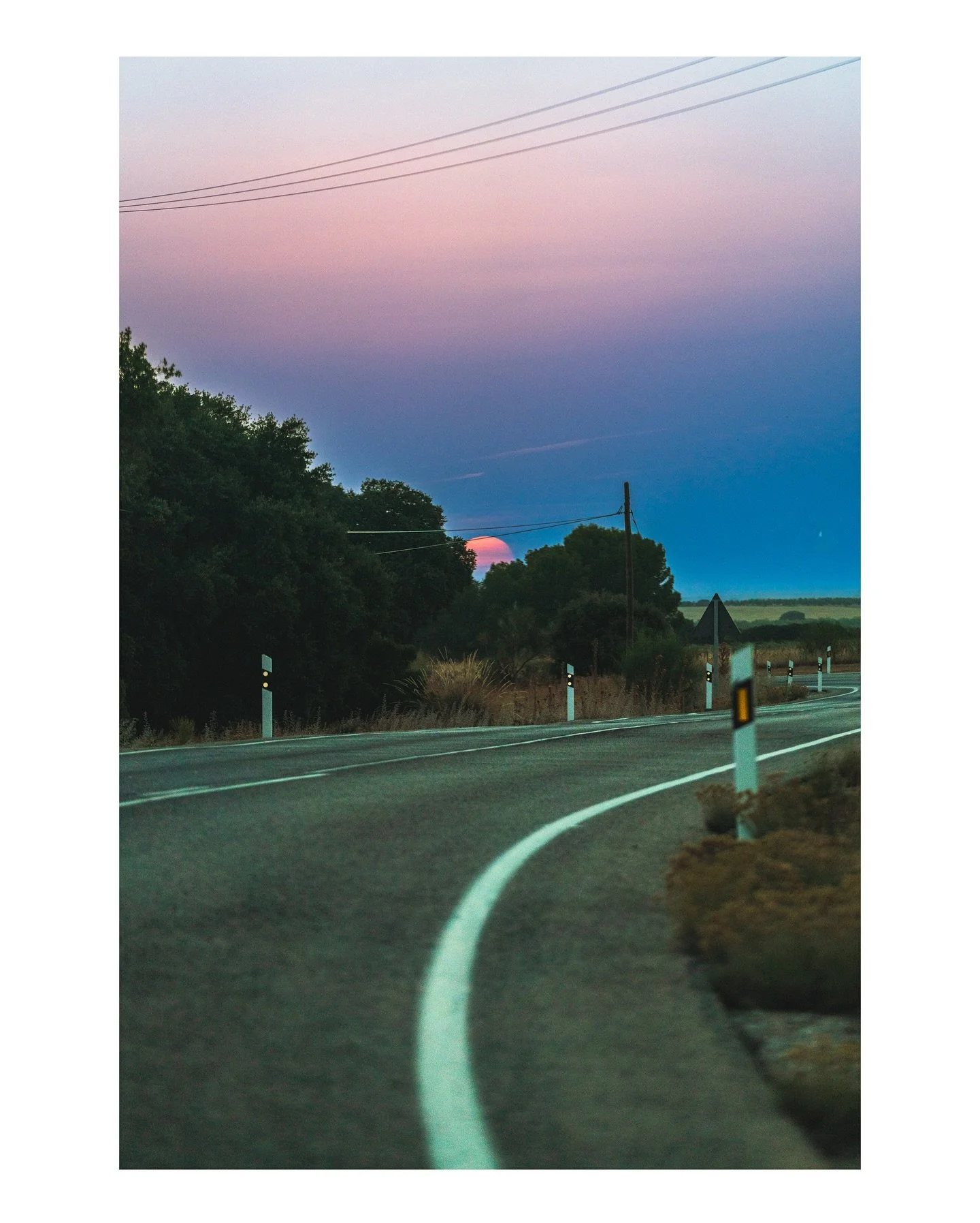 🇪🇸En Ruidera la puesta del Sol hace un espect&aacute;culo con las curvas de la carretera. 🇦🇺In Ruidera the sunset creates a spectacle with the curves of the road. 🇧🇷Em Ruidera o p&ocirc;r do sol faz espet&aacute;culo com as curvas da estrada.

