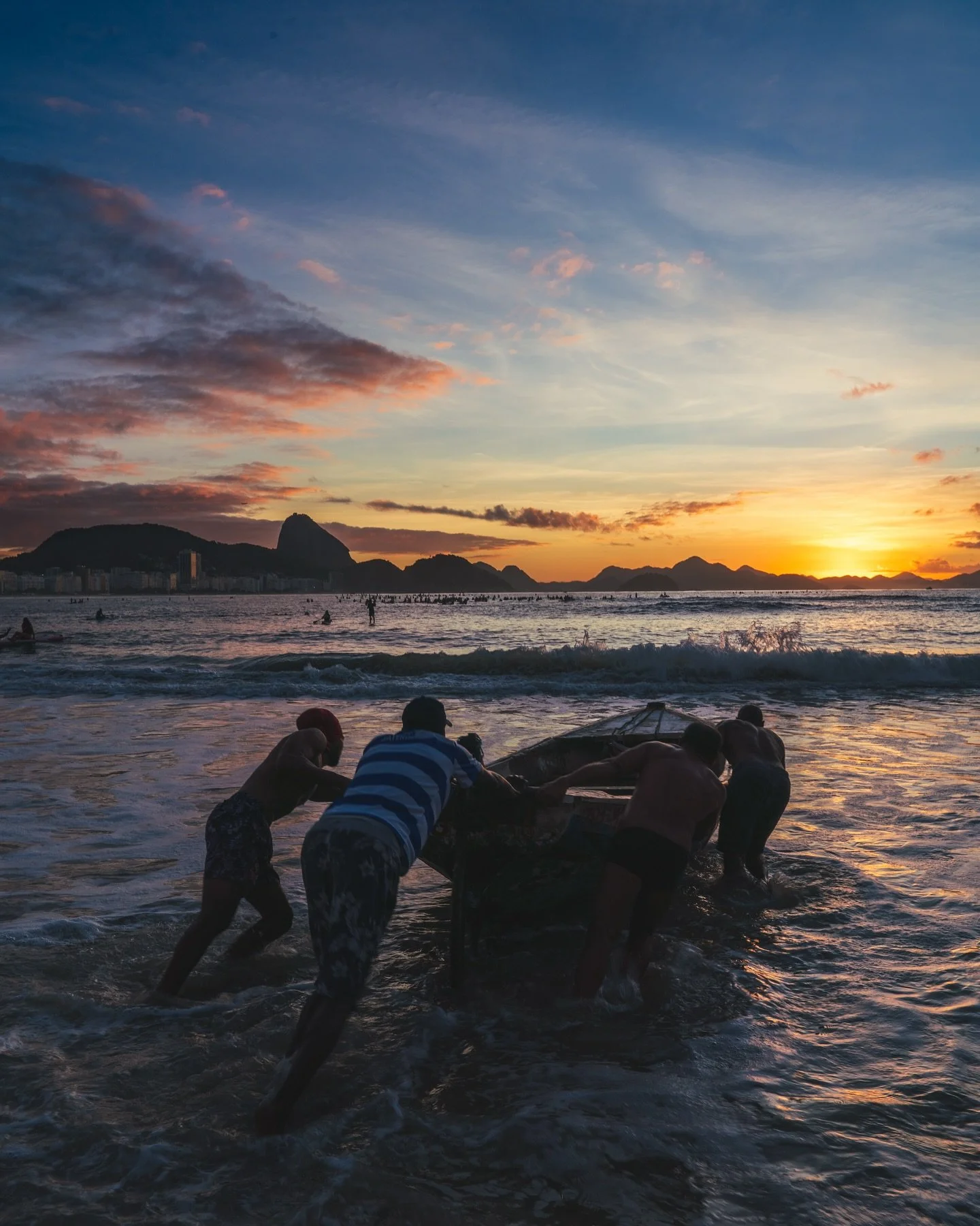 Bom dia! ☀️ Deus ajuda quem cedo madruga! 🙏
Cenas do Posto 6 em Copacabana. Essa &eacute; a rotina do local... nadadores, stand up paddle, aves e pescadores... todos ali para o Sol.

#riodejaneiro #sunrise #decora&ccedil;ao #vejario