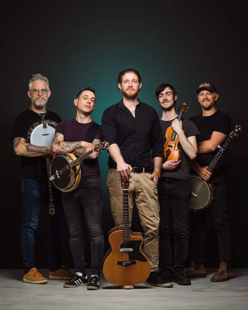Gadan is a fresh project created by seasoned Italian musicians from the Irish trad and European folk/ rock scene, all with years of experience performing at major traditional and alternative music festivals across Europe and the US. The band original