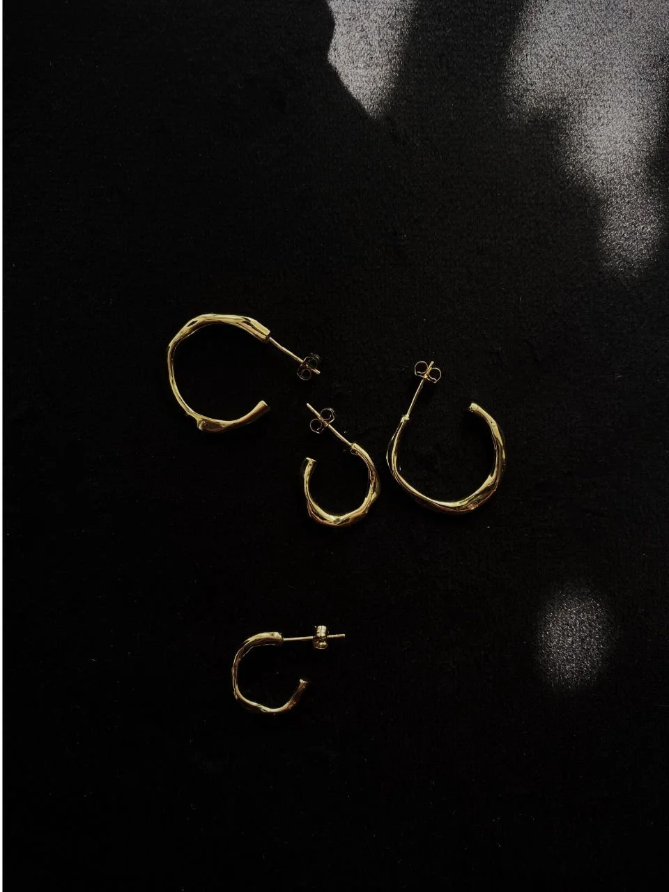 Unique handmade midi earrings with earthy curves and raw elegance for lovers of modern organic jewellery and slow fashion.