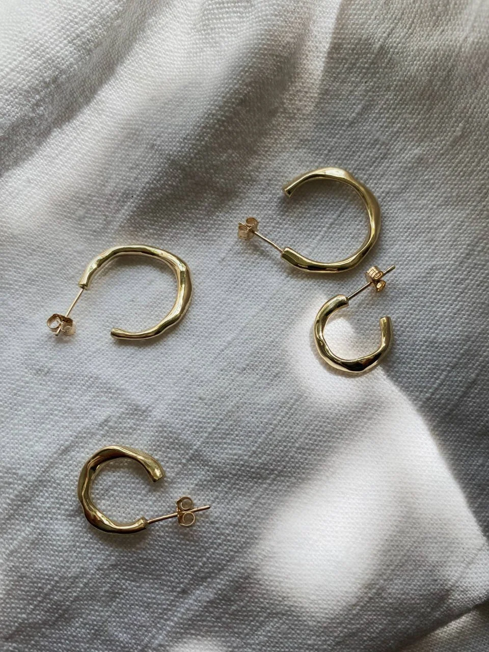 Unique handmade midi earrings with earthy curves and raw elegance for lovers of modern organic jewellery and slow fashion.