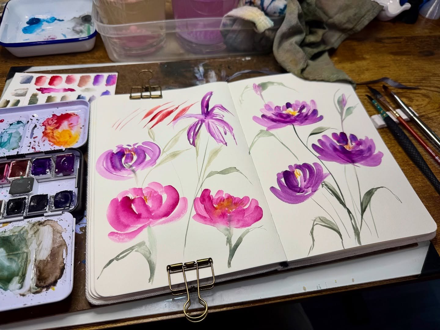 Getting some morning #watercolorsketch time in :) with thanks to @letsgomakeart #expressiveflorals inspiration :)
Surface: @etchr_studio sketchbook
Color: @dustybeewatercolors