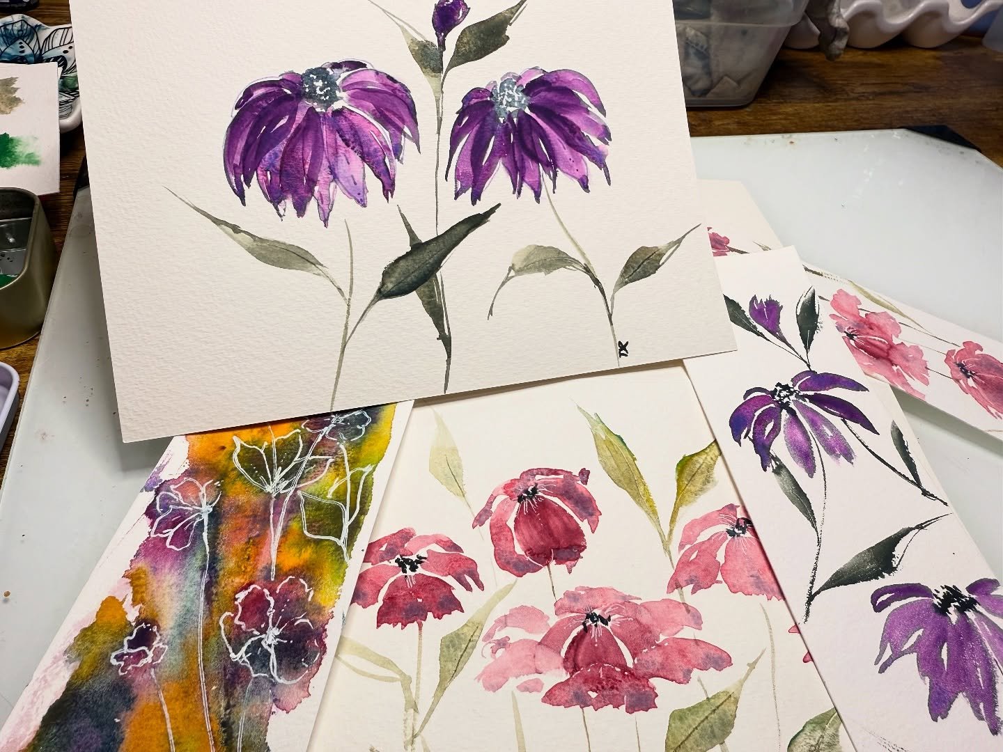 Getting some loose #watercolor and #watercolorandink flowers done. Just enjoying some #smallart today :). #watercolorartist #watercolorartwork #watercolorflorals #watercolorcards #watercolorbookmarks
Surface: #strathmorepaper cards, #hahnemüh
