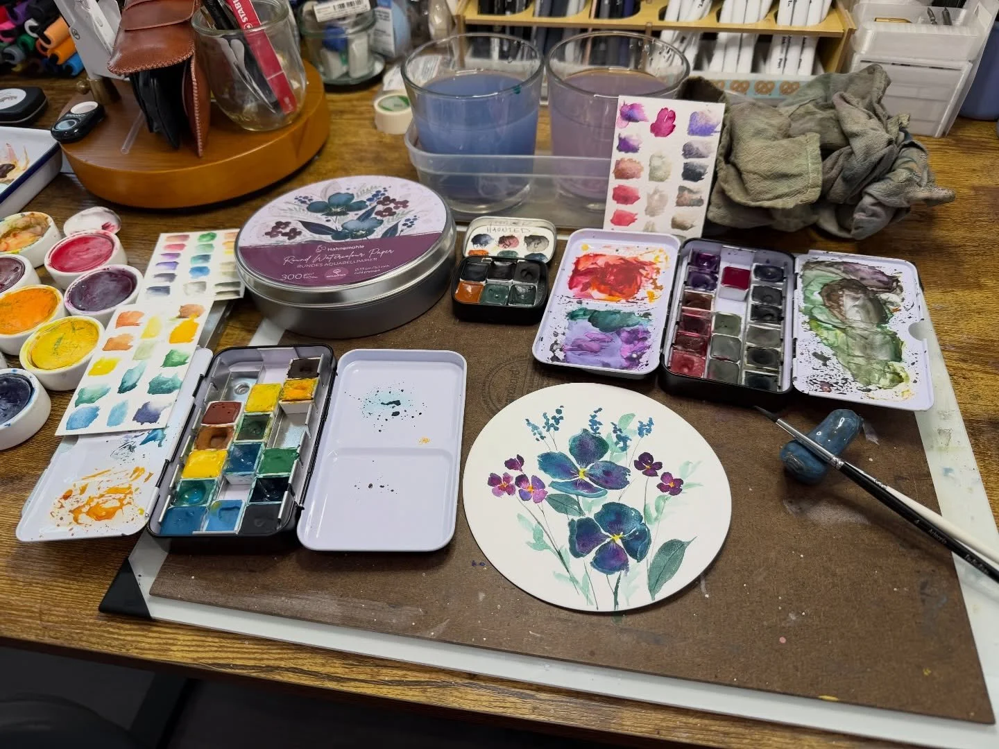 Finding inspiration from beautiful, granulating watercolors, and different paper shapes today :) #watercolorflowers #watercolorartwork #arthealstheheart 

Watercolors: @dustybeewatercolors