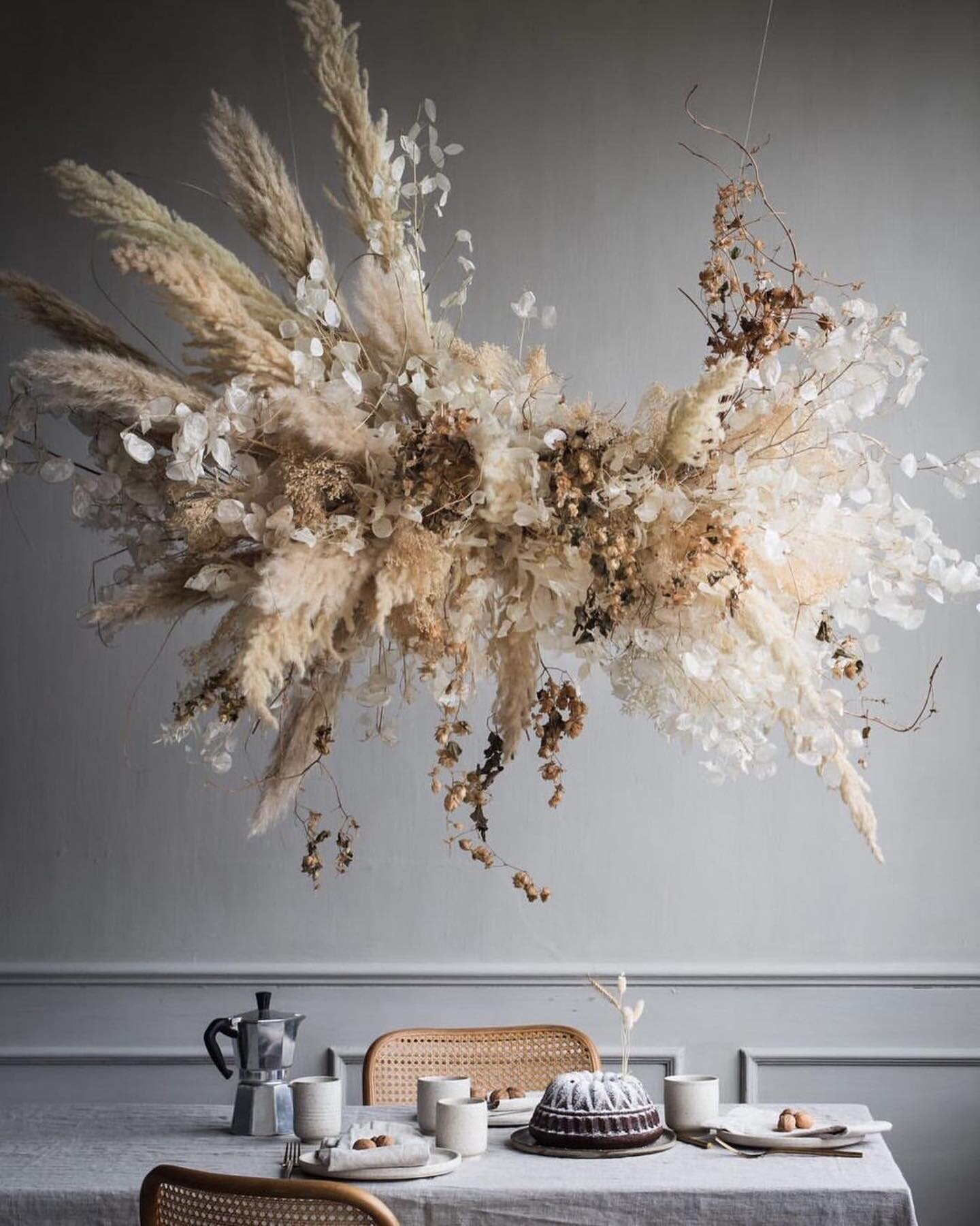 Such a magnificent installation by Florista Studio! I have never been a huge fan of dry flowers for some reason (mostly because of some inexplicable cultural superstitions coming from my parents), but I must say I&rsquo;m really loving them! What&rsq