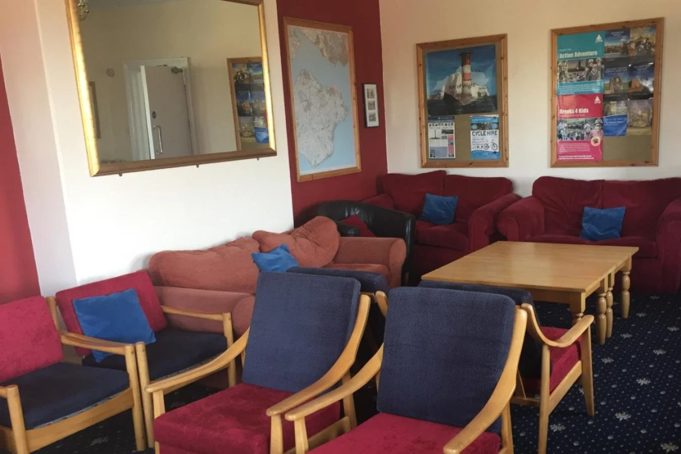 65b20e1f__yha-isle-of-wight-totland-quiet-lounge-seating-noticeboards.jpg