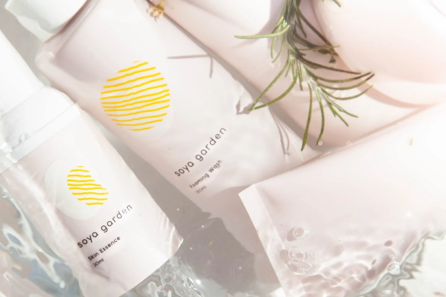 sensitive skin often reacts for one reason:
the skin barrier is weakened.

when the barrier is damaged, 
skin feels
red,
dry,
or irritated more easily.

supporting the barrier helps skin stay calmer and more balanced.

soya garden formulas combine pl