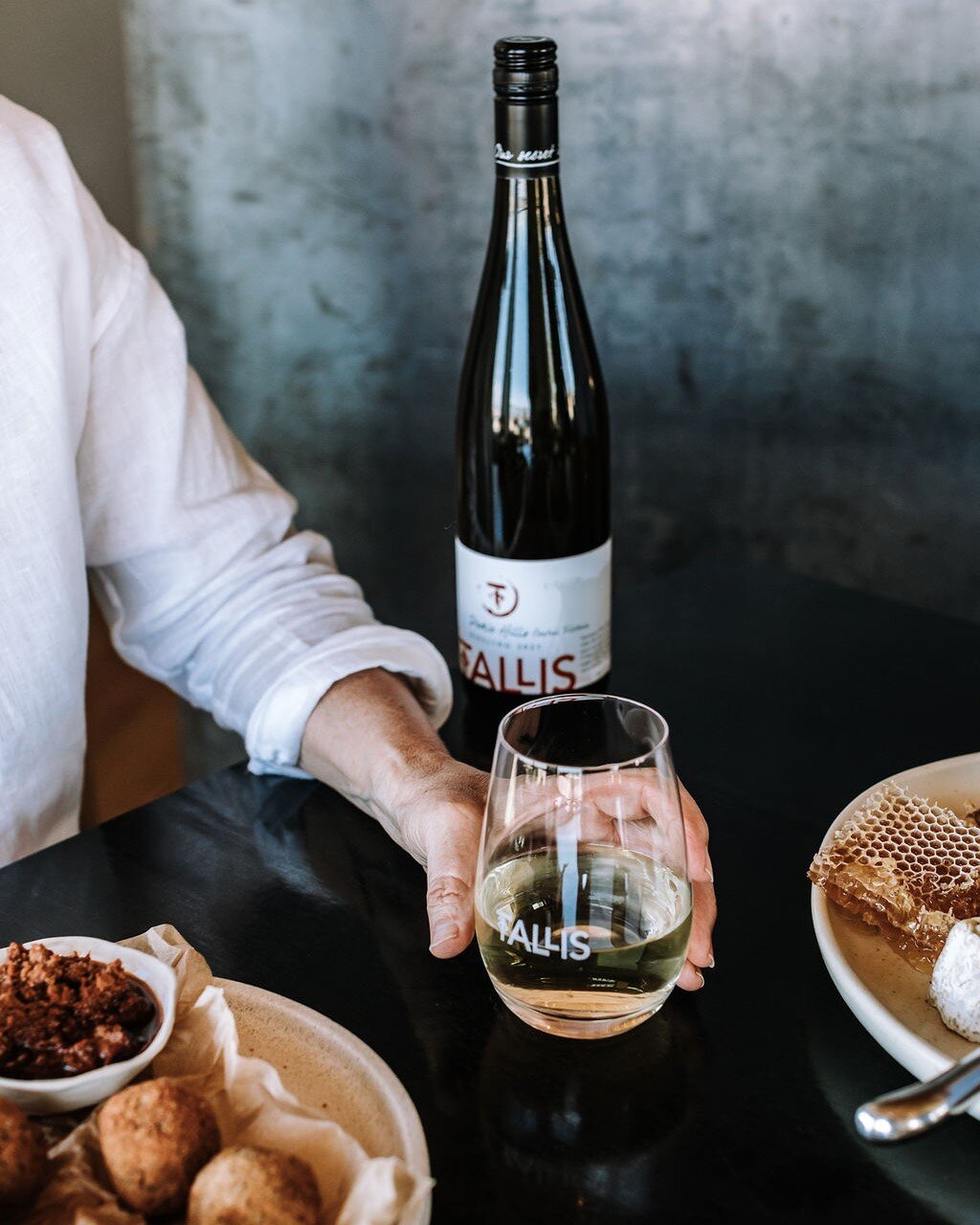 A glass of wine and locally sourced produce enjoyed at Rye at Tallis &ndash; you can&rsquo;t get better than that.

Images captured by @bechaycraft for Seasoned by @destinationgoulburnvalley 

#talliswine #whitewine #winemaker #localproducer