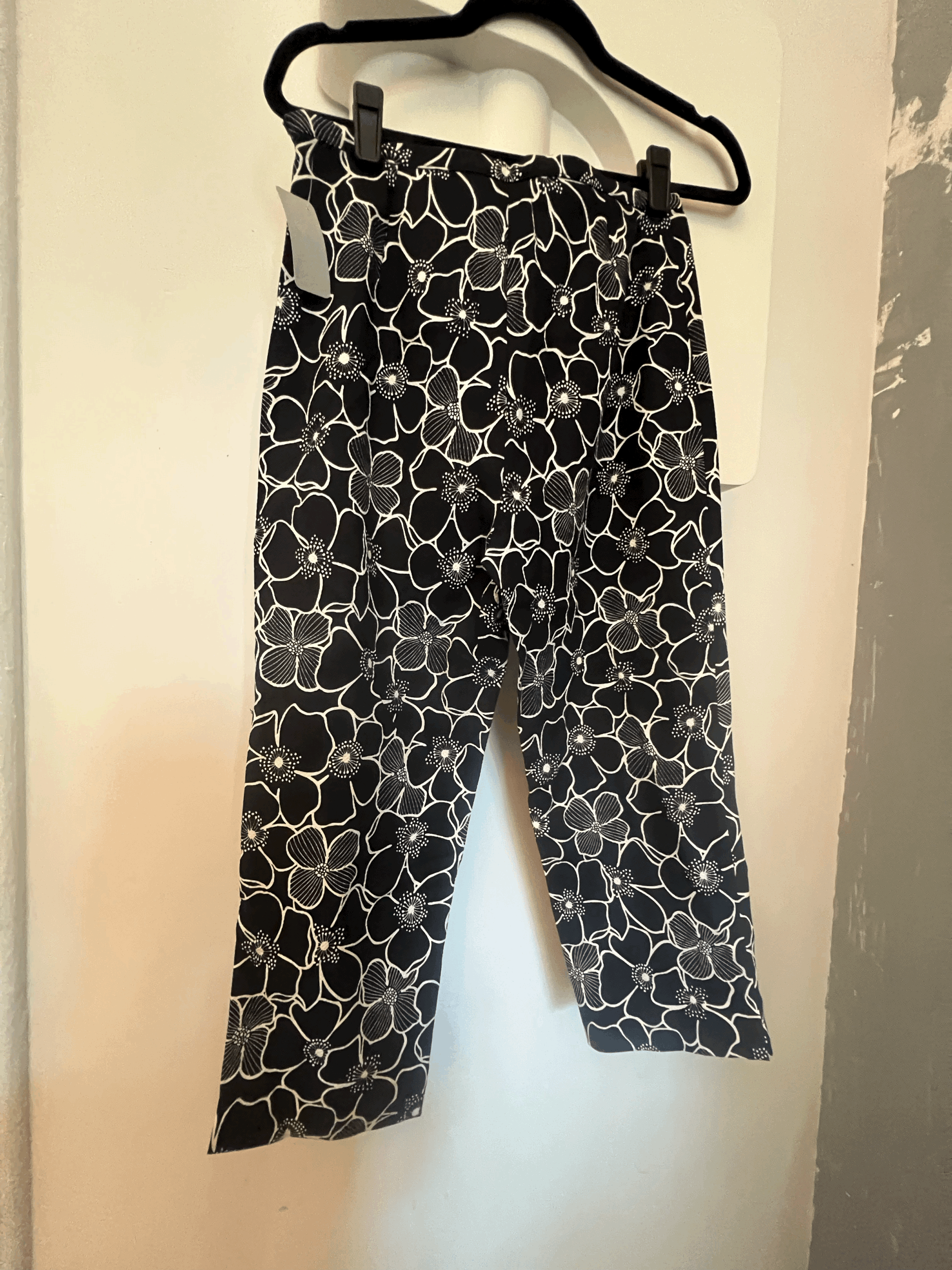 Y2K Kors Michael Kors Black Seersucker Floral Cropped Pants Sz 6 back