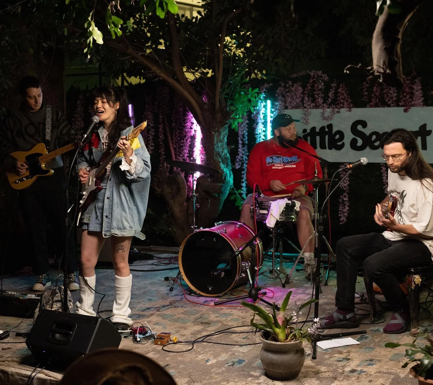 4/15 Earthquake Fundraiser Show 

lots of disturbing shit on this one but @keyvshaf &amp; @ambercrollo raised over $6k for UNHCR &amp; CARE &mdash; thanks ofc to so many friends on this line-up, the 250 guests who came, and to everyone who participat