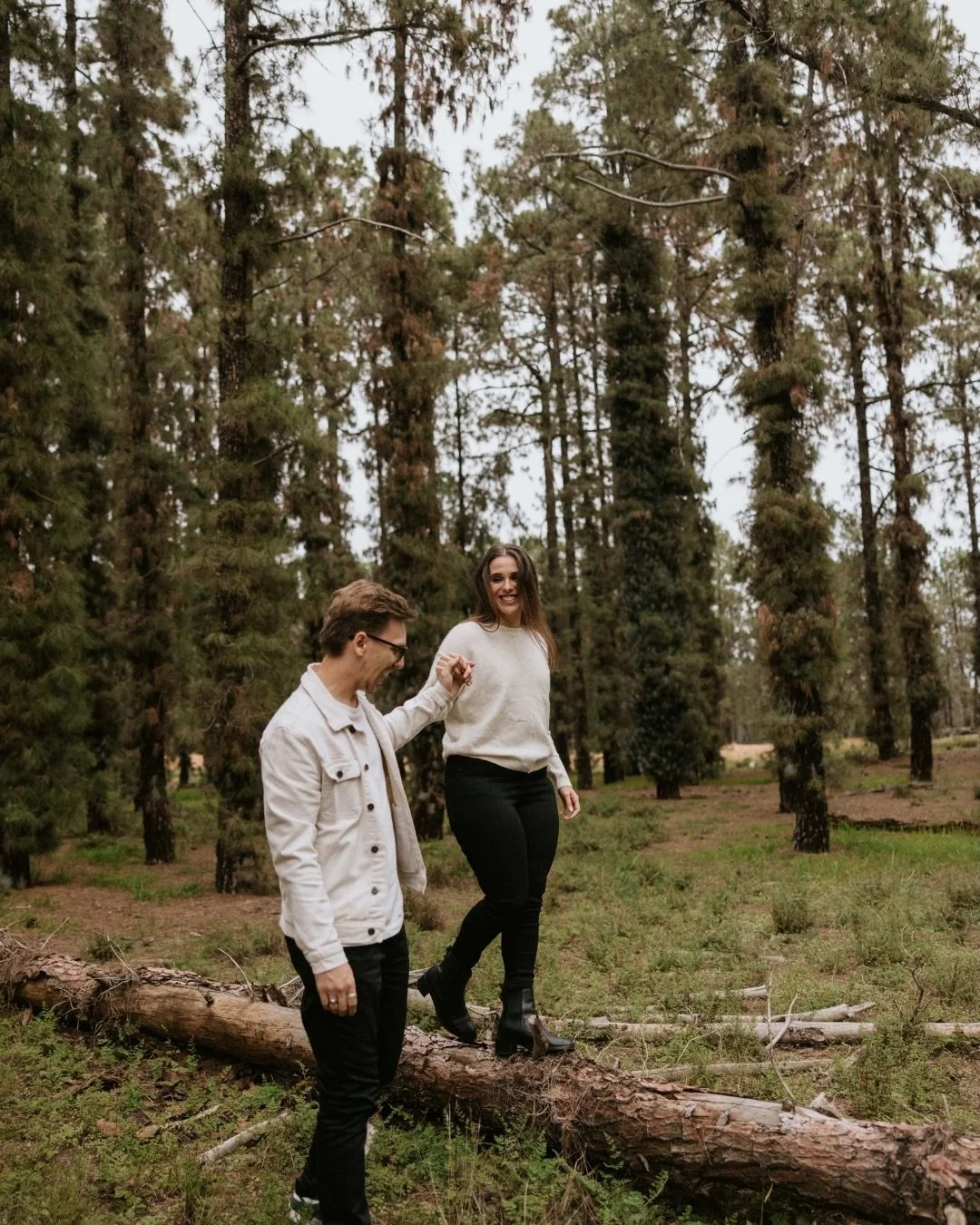 Pre-wedding perfection with Olivia &amp; Glen 🤍
Let me set the scene for you a little to this gallery of perfection! 

We drove out into the middle of nowhere&hellip; no reception, no noise, just towering redwoods and that quiet, almost eerie stilln