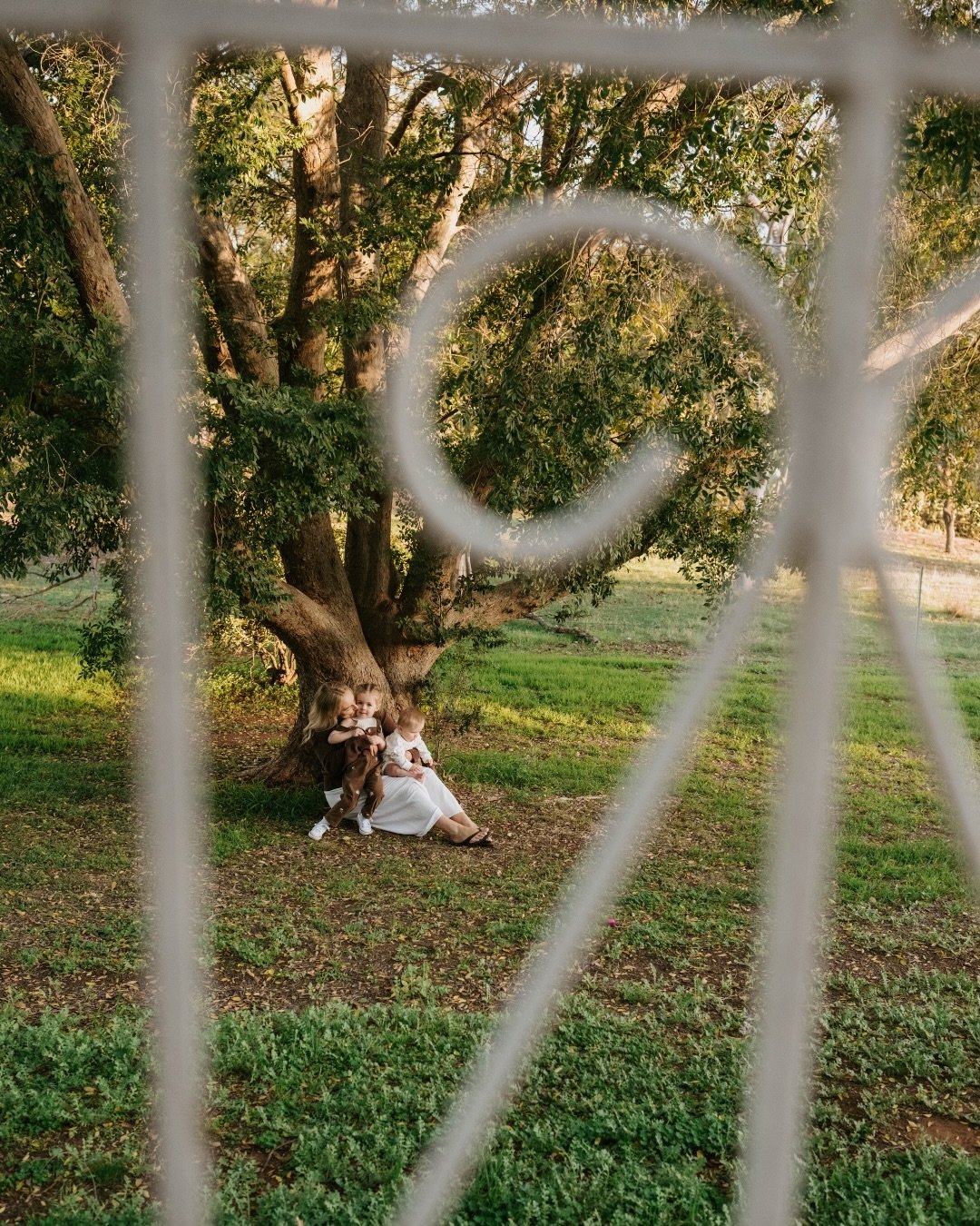 An afternoon spent documenting the kind of moments that probably feel ordinary right now&hellip; but definitely won&rsquo;t in years to come 🤍

A couple of weeks back Taylah brought her two girls along for a slow sunset session filled with cuddles, 