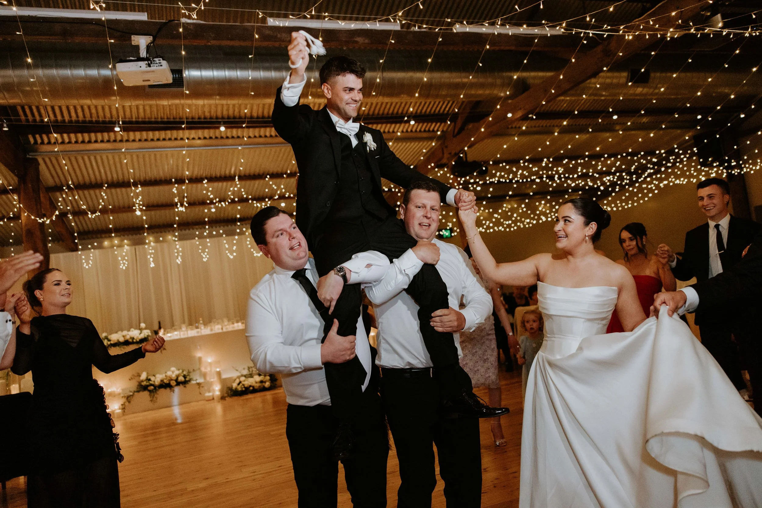 shepparton wedding photographer woolshed045.jpg