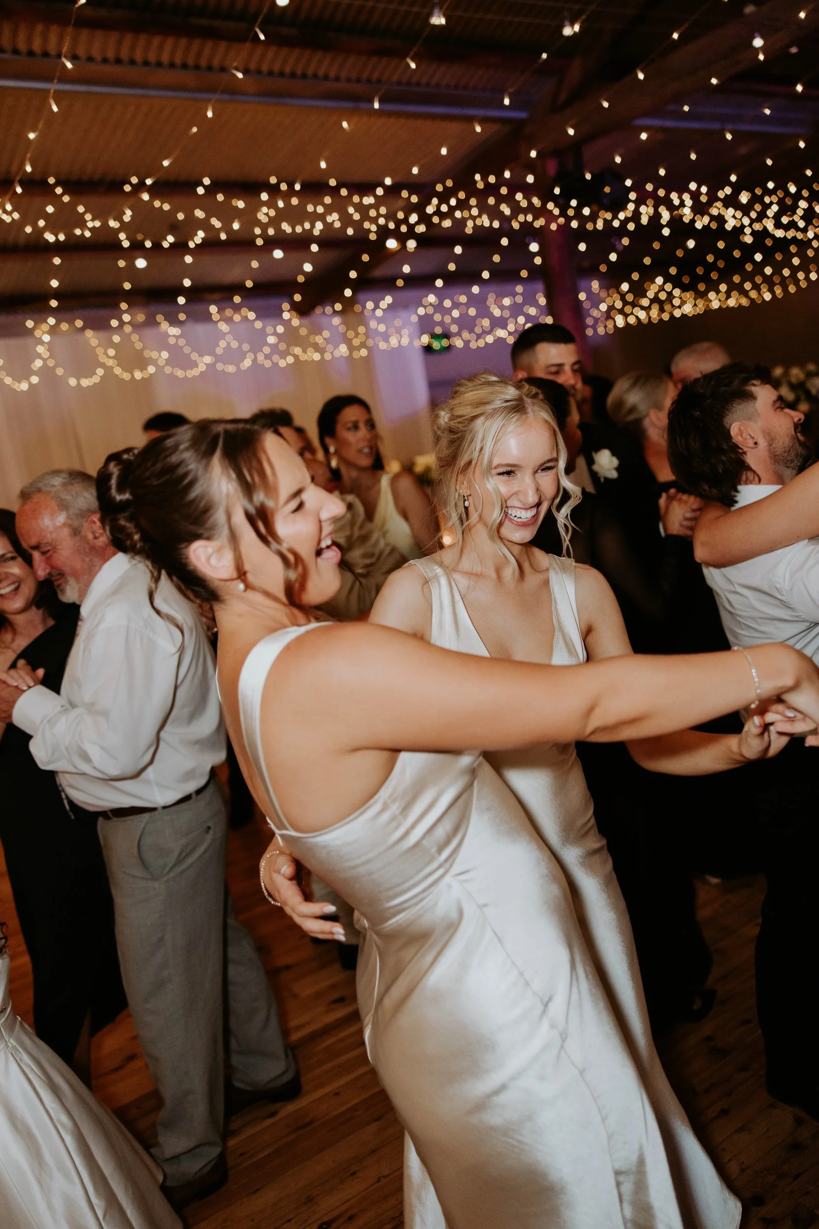 shepparton wedding photographer woolshed044.jpg