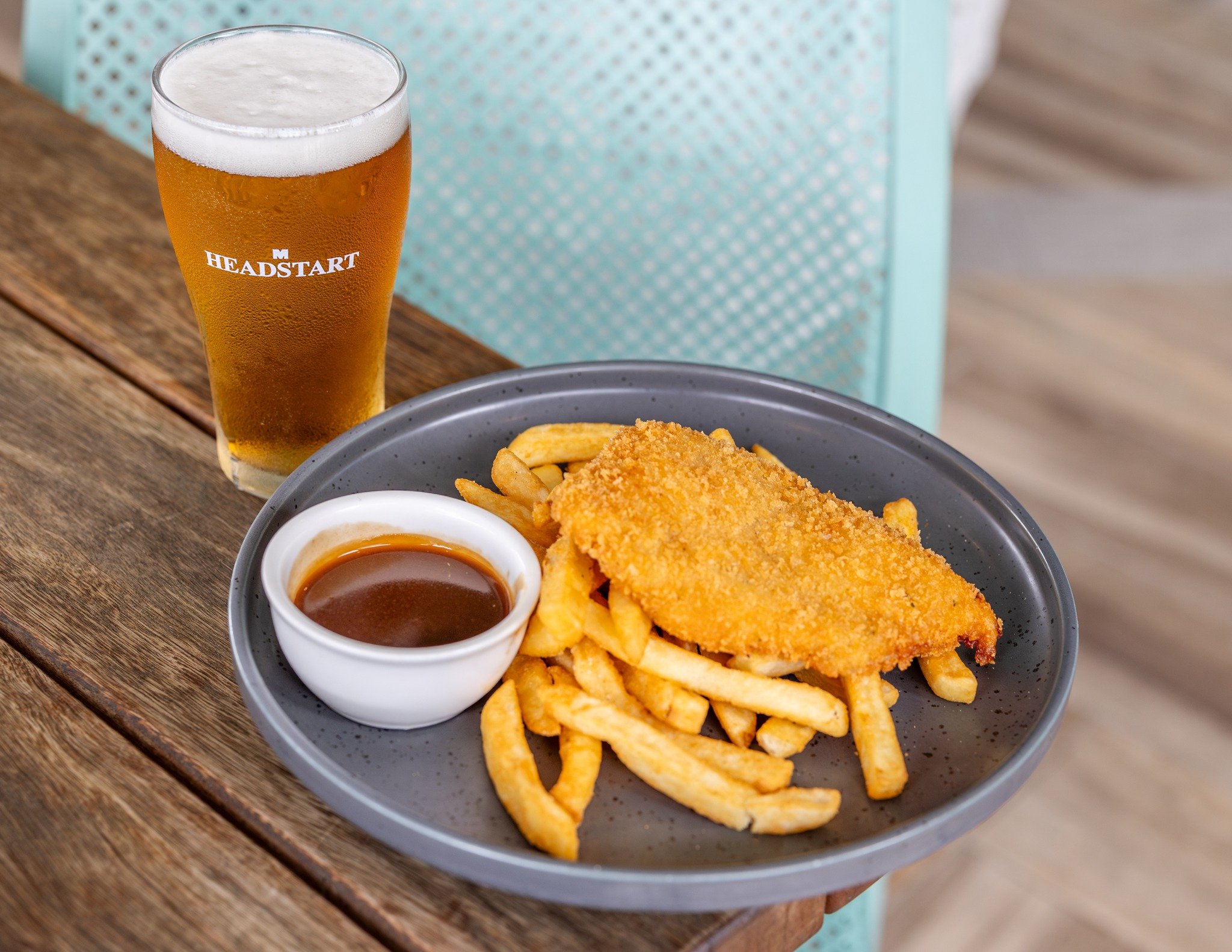 Tradies! Treat yourself to our $20 Friday Bundle! 🤩 

Indulge in a hearty 250g chicken schnitzel paired with beer battered chips, gravy, and a refreshing pot of Great Northern for only $20.

Available every Friday, 11:30am-8:30pm.

Book your table w