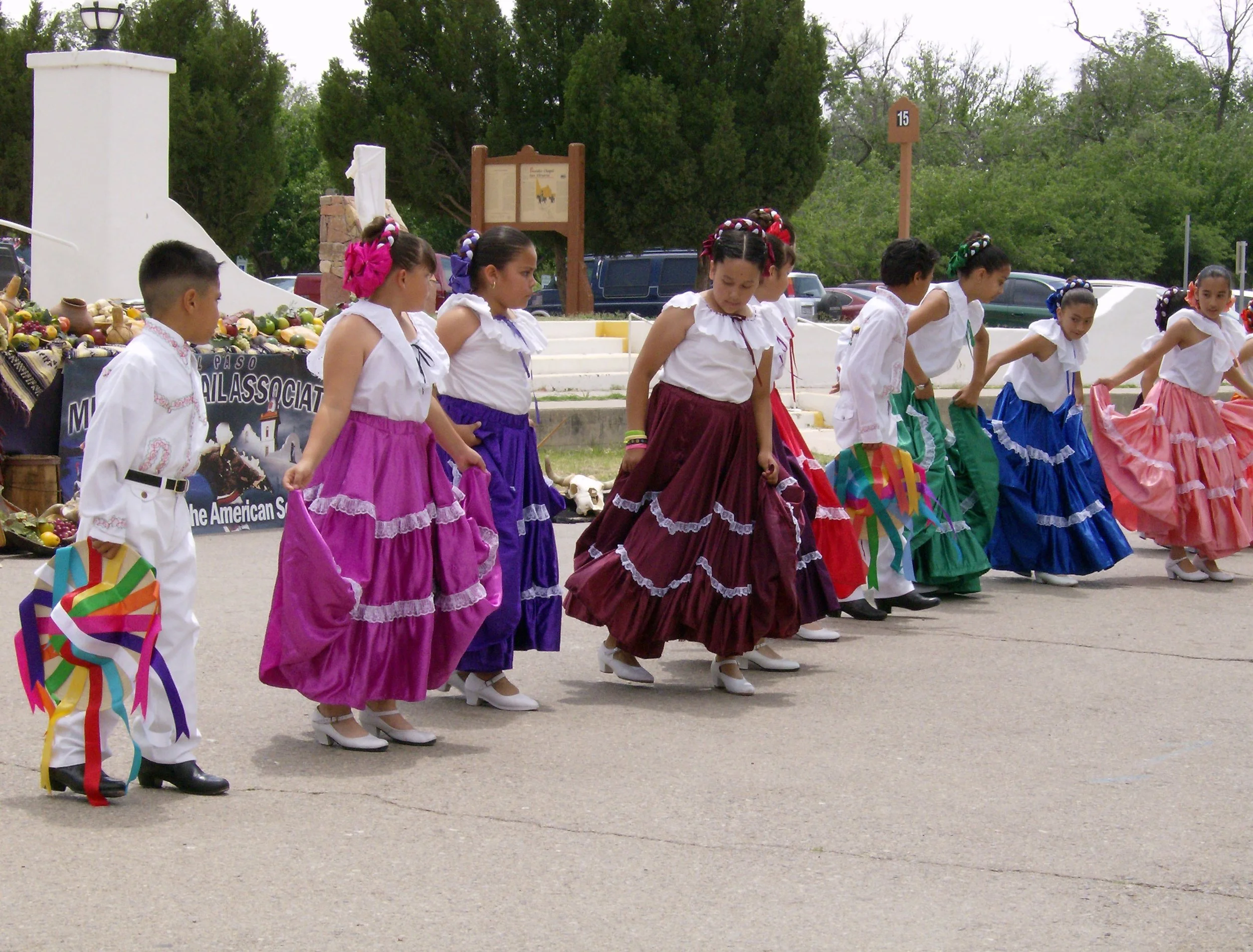 Folkloirco dancers at church 2007.JPG