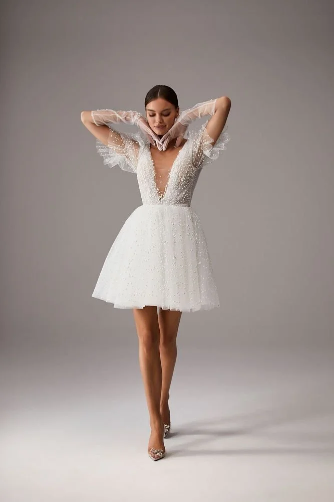 LUV | Milla Nova - Robe de mariée courte en tulle pailleté avec décolleté  et manchettes bouffantes — Muses Mariage - Robes de mariée de créateurs