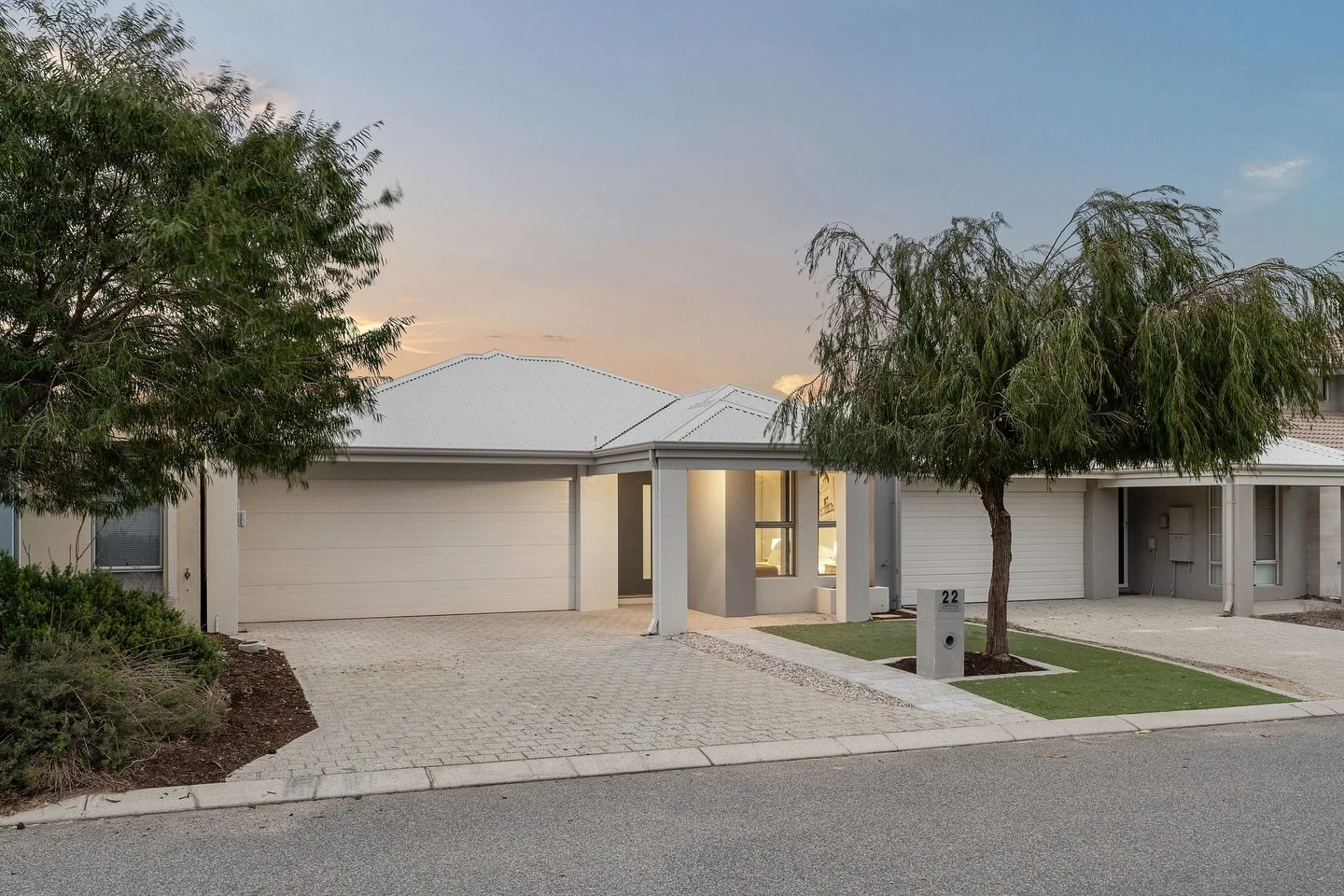 Coastal Luxe Living

22 Pantropical Loop, Alkimos

🛏 3 🛁 2 🚗 2

Modern, stylish, and effortlessly functional, this beautifully finished home is ideally positioned within Alkimos Beach Estate, offering the perfect blend of coastal charm and modern 