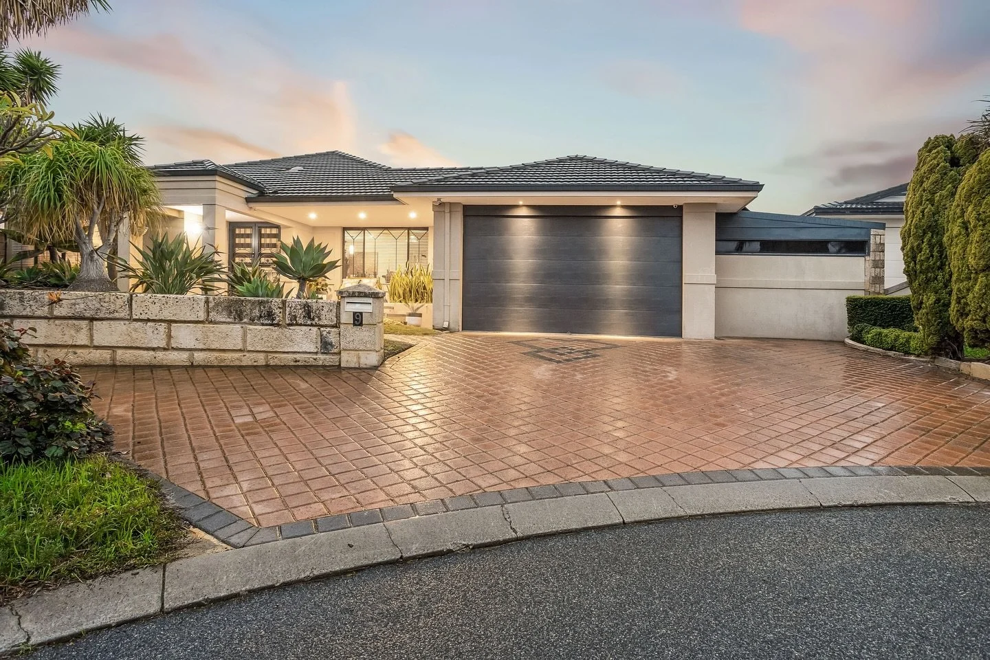 Indulgent Family Comfort

9 Fawley Retreat, Mindarie

5 🛌 2 🛁 2 🚗

Offering an exceptional lifestyle, this home boasts multiple living areas, a study, enclosed theatre, and a resort-style alfresco with a fireplace, bubbling spa, and glistening poo