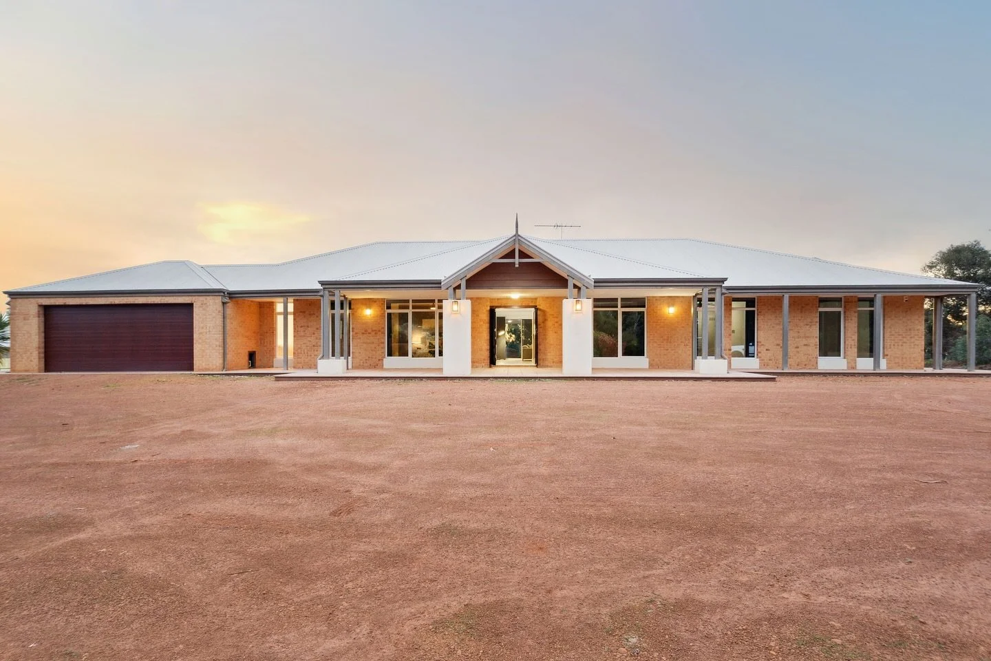 SUNLIT SERENE OASIS

220 Taylor Road, Bullsbrook

🛌 4 🛁 2 🚗 5

This grand, sunlit retreat offers modern luxury with breathtaking views. 

Surrounded by natural beauty, enjoy an open-plan living, theatre, activity, a sparkling pool and a large shed