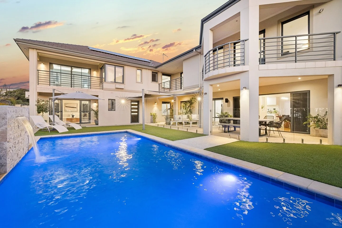 LUXURY BEYOND COMFORT

38 Mariners View, Mindarie

🛏️ 6 🛁 3 🚗 3 🏊&zwj;♀️ Pool

Indulge yourself in breathtaking ocean views and grand coastal living. 

Designed for luxurious and unforgettable entertaining, this residence features a designer kitc