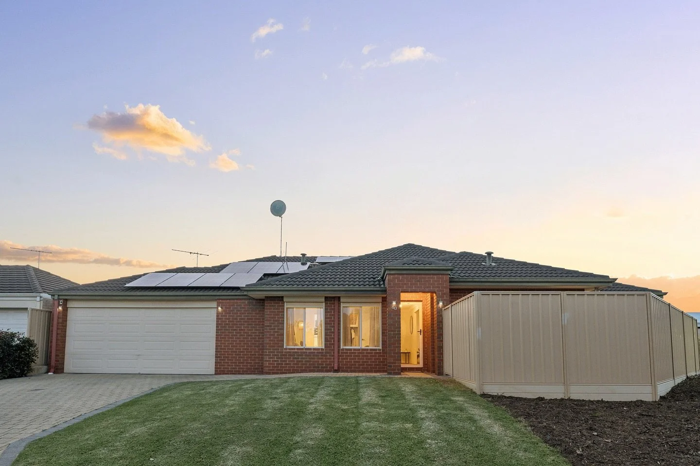 🏡 Bright Family Haven

📍 40 Moscow Retreat, Hocking 

🛏 3 🛁 2 🚽 2 🚗 2 

Fresh, modern, and effortlessly inviting - this beautifully presented family home blends timeless charm with light-filled interiors.

 Enjoy an open-plan layout, designer k