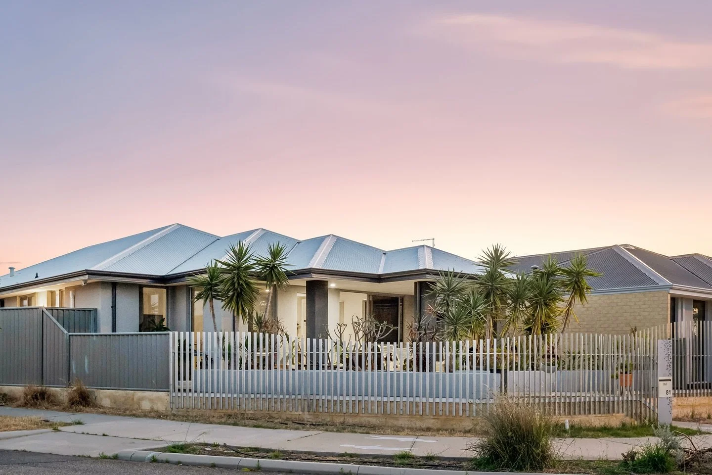 🏡 Parkside Family Charm

📍 81 Cinnabar Drive, Eglinton

🛏️ 3 Bedrooms
🛁 2 Bathrooms
🚗 2 Car Garage

This family retreat truly embodies refined, easy-going living. 

Enjoy an open-plan design bathed in natural light, with a luxury kitchen and tra