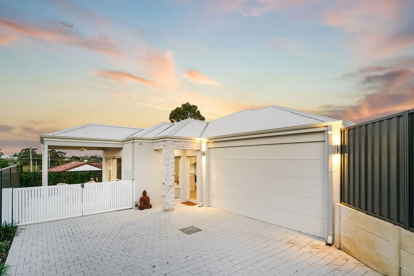 🏡 Elevated Luxury Living

📍 27A Barradine Way, Craigie

🛏️ 4 Bedrooms
🛁 2 Bathrooms
🚗 2 Car Garage

Soaring high ceilings, a soft neutral palette, luxury finishes, and timber-look flooring combine to create an atmosphere of serene sophistication