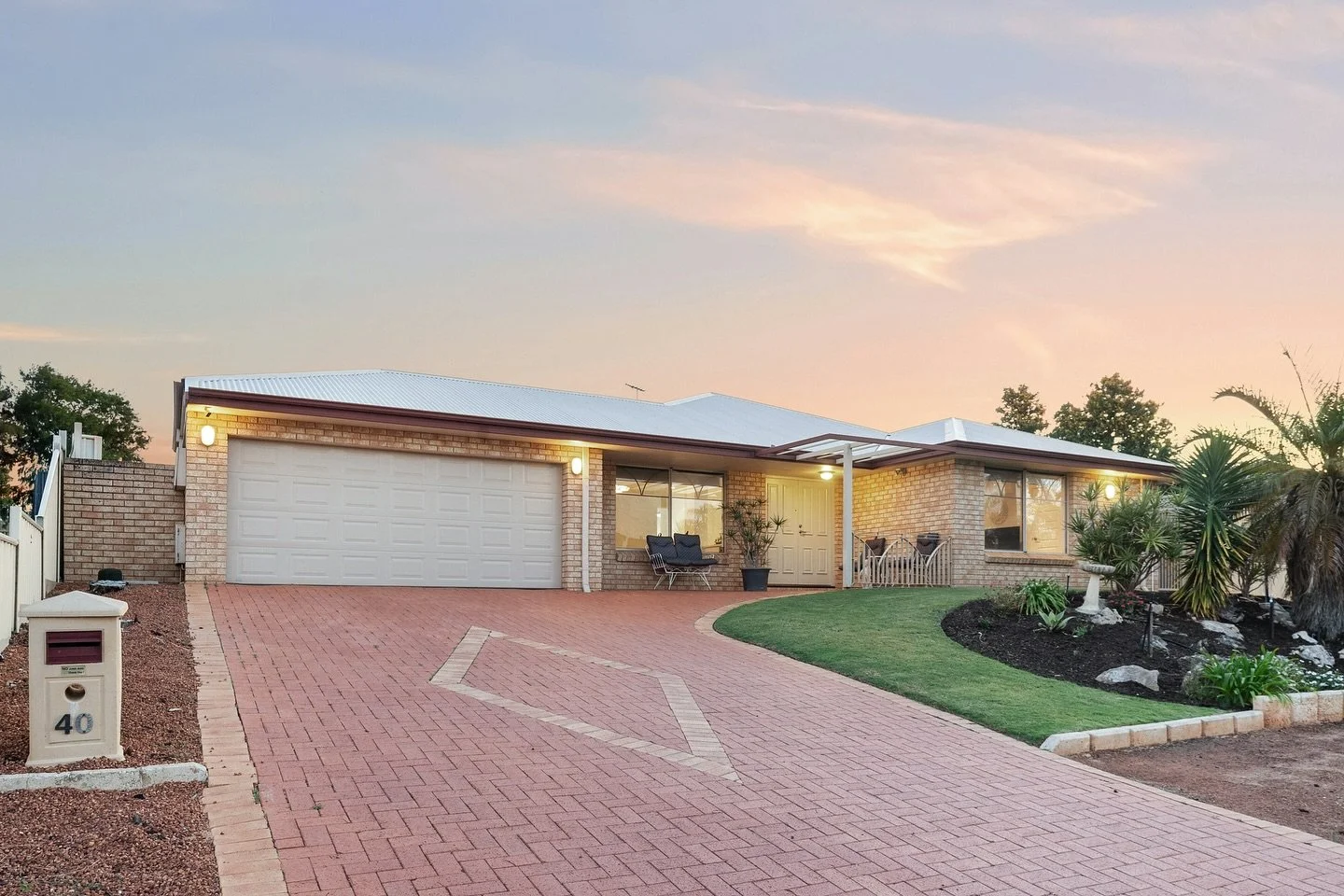 Sunlit Family Living

40 Strelitz View, Beeliar

🛏️ 4 Bedrooms
🛁 2 Bathrooms
🚗 2-Car Garage

A celebration of space and style, this light-filled family home captures the essence of relaxed living and effortless entertaining. 

Featuring a modern k