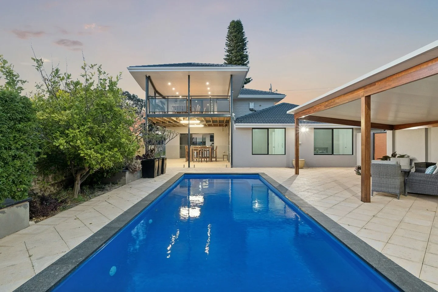 ✨ ELEVATED OCEANVIEWS

2 Ashley Avenue, Quinns Rocks

🛏 5 Bed
🛁 2 Bath
🚗 2 Garage
🏊 Pool

Set on an expansive 1002m&sup2; level block and framed by sweeping ocean views, this light-filled home showcases an open-plan design with sun-drenched enter