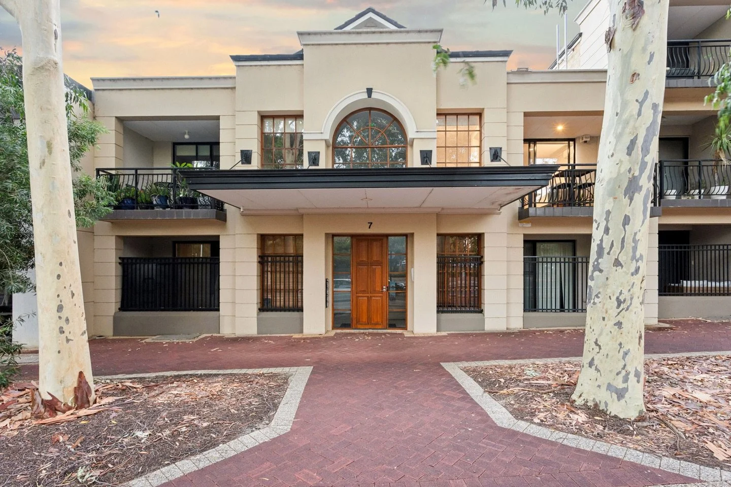 ✨ Charm &amp; Lifestyle ✨

📍 7D Shenton Avenue, Joondalup

🛏 2 Bedrooms
🛁 2 Bathrooms
🚗 2-Car Garage

Set in the heart of Joondalup, this light-filled apartment offers effortless living in a location where everything is within easy reach.

Positi