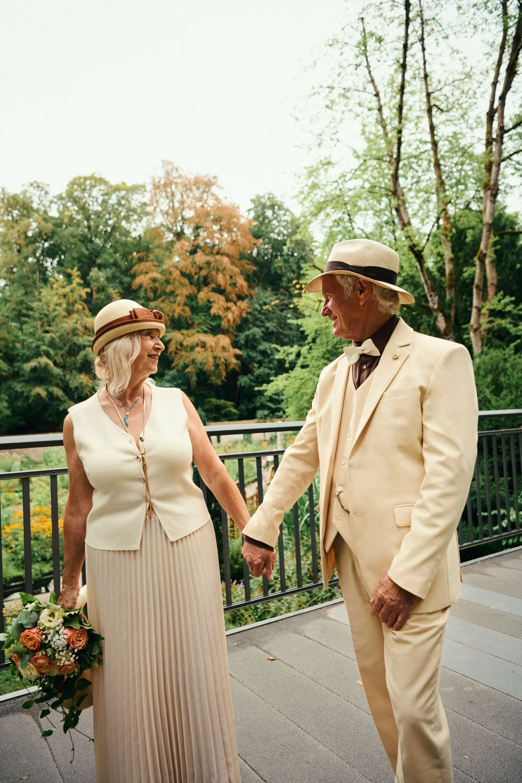 Hochzeit in Augsburg im Standesamt Maximilianstraße – Hochzeitsfotos im Kräutergarten