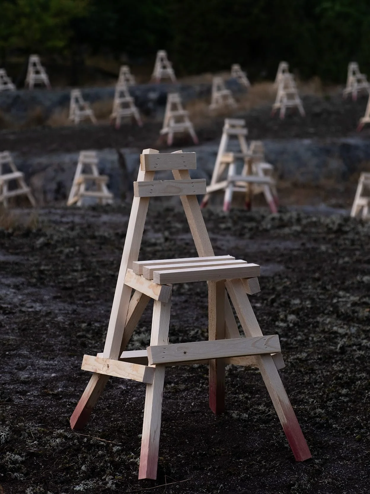 200 Stolar

Installation for @plxplxplx 2025 on Tj&auml;r&ouml;, Blekinge. 200 chairs temporarily conquering the island&rsquo;s landscape covering almost a hundred square meters of land while following the natural language of the ground.