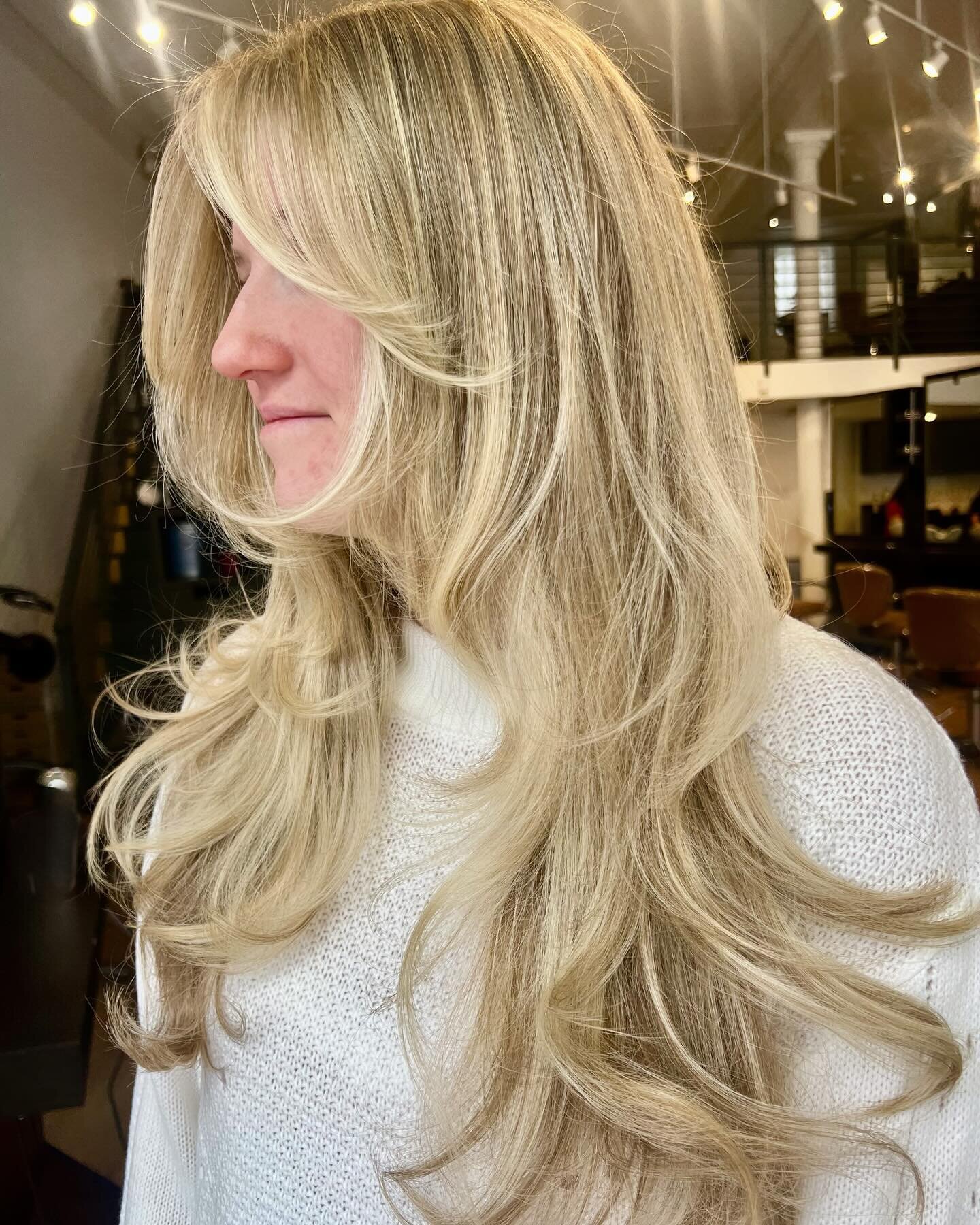 Fresh Winter Blonde 🤍

Highlights /Cut/Style by Alexis @alexisburkhardthair 
.
.
.
#highlights#balayage #foilayage #blonde #blondebalayage #blondehighlights #blondehair #blondespecialist #phillycolorist #phillyhairstylist #philadelphiasalon #oldcity