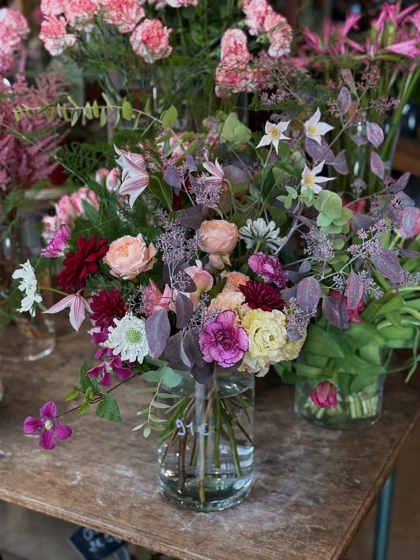Bouquet of the day 💐 

Every day we make fresh bouquets with beautiful seasonal blooms, ready for you to take home and enjoy! 

🇫🇷 Bouquet du jour! 

Chaque jour, nous composons un nouveau bouquet de fleurs de saison, une touche de beaut&eacute; &