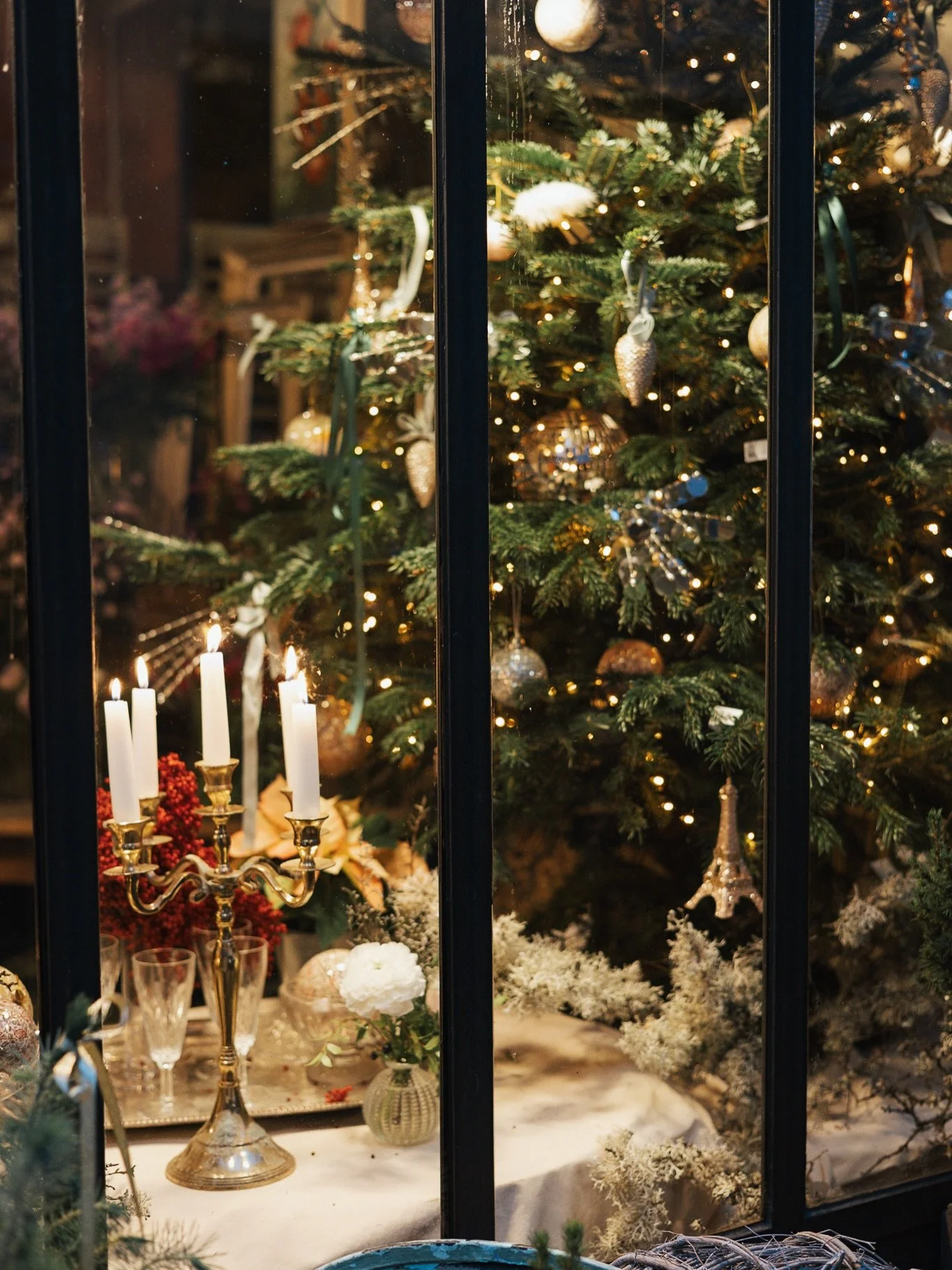 Catching a glimpse of Christmas magic through the window of L&rsquo;Arrosoir 🎄

🇫🇷 Aper&ccedil;u de la magie de No&euml;l &agrave; travers la fen&ecirc;tre de L&rsquo;Arrosoir