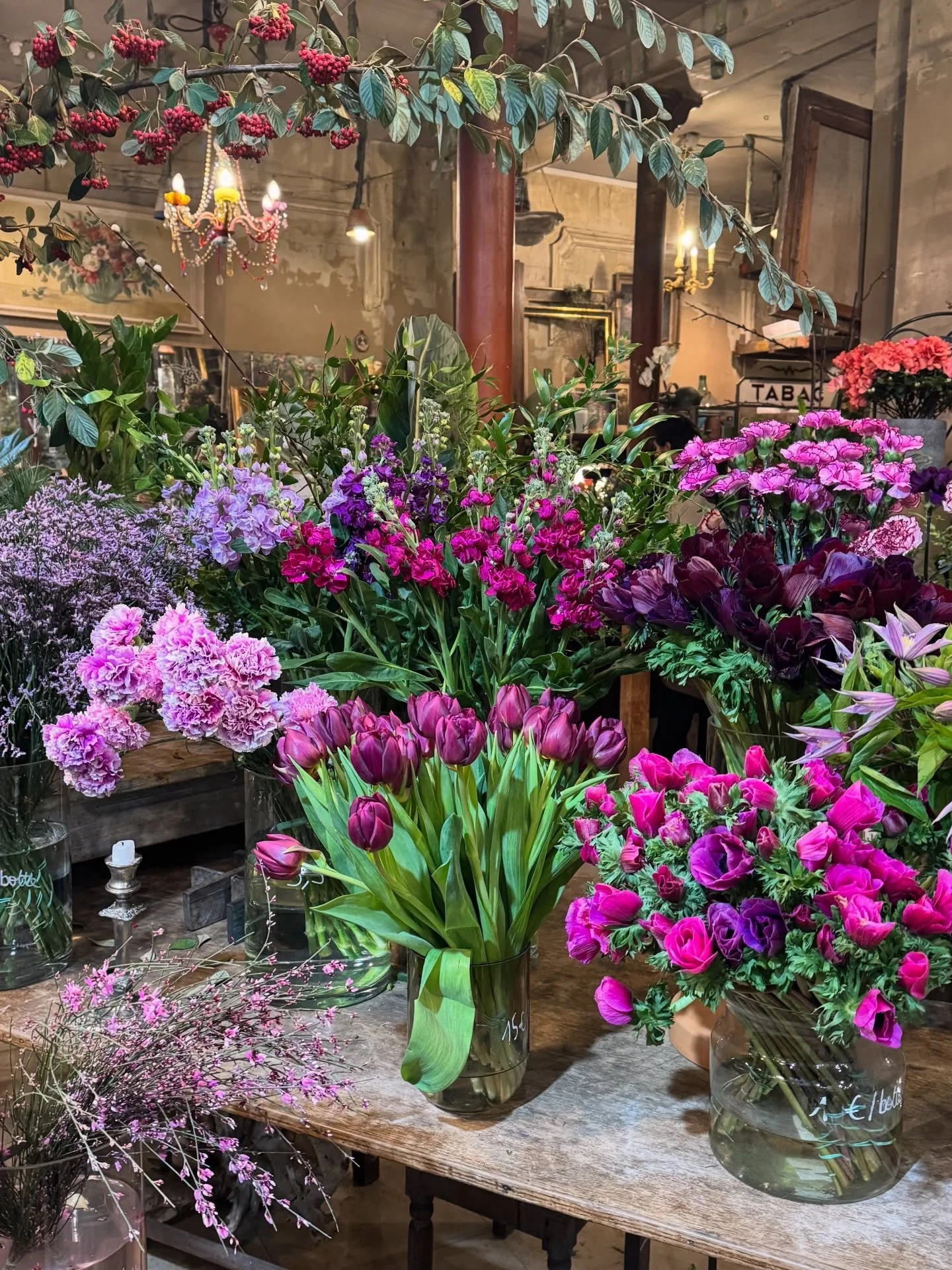 Sun is always shining, bubbles always popping, flowers endlessly blooming at L&rsquo;Arrosoir 🥂