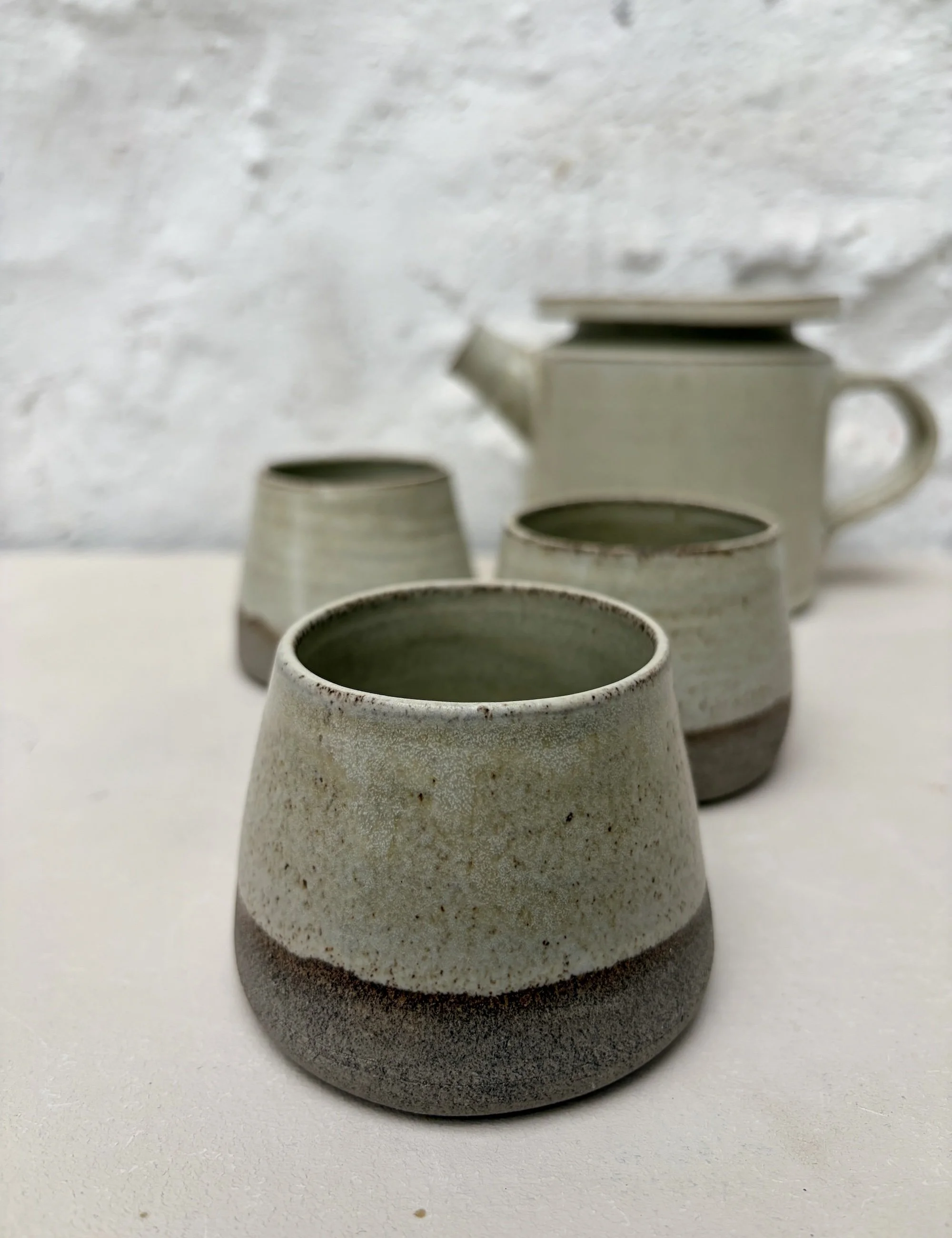 handless-grey-clay-vanilla-action.jpeg