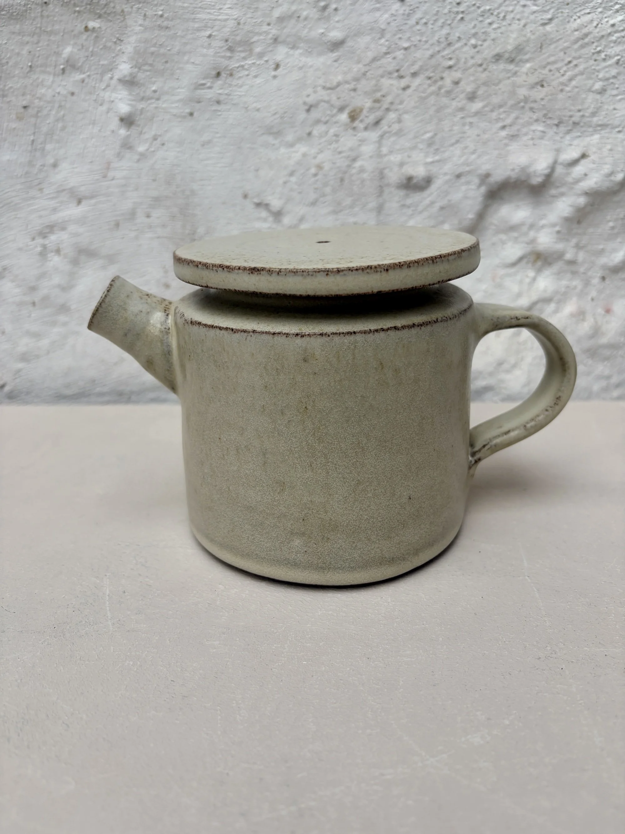 teapot-grey-clay-vanilla-product.jpeg