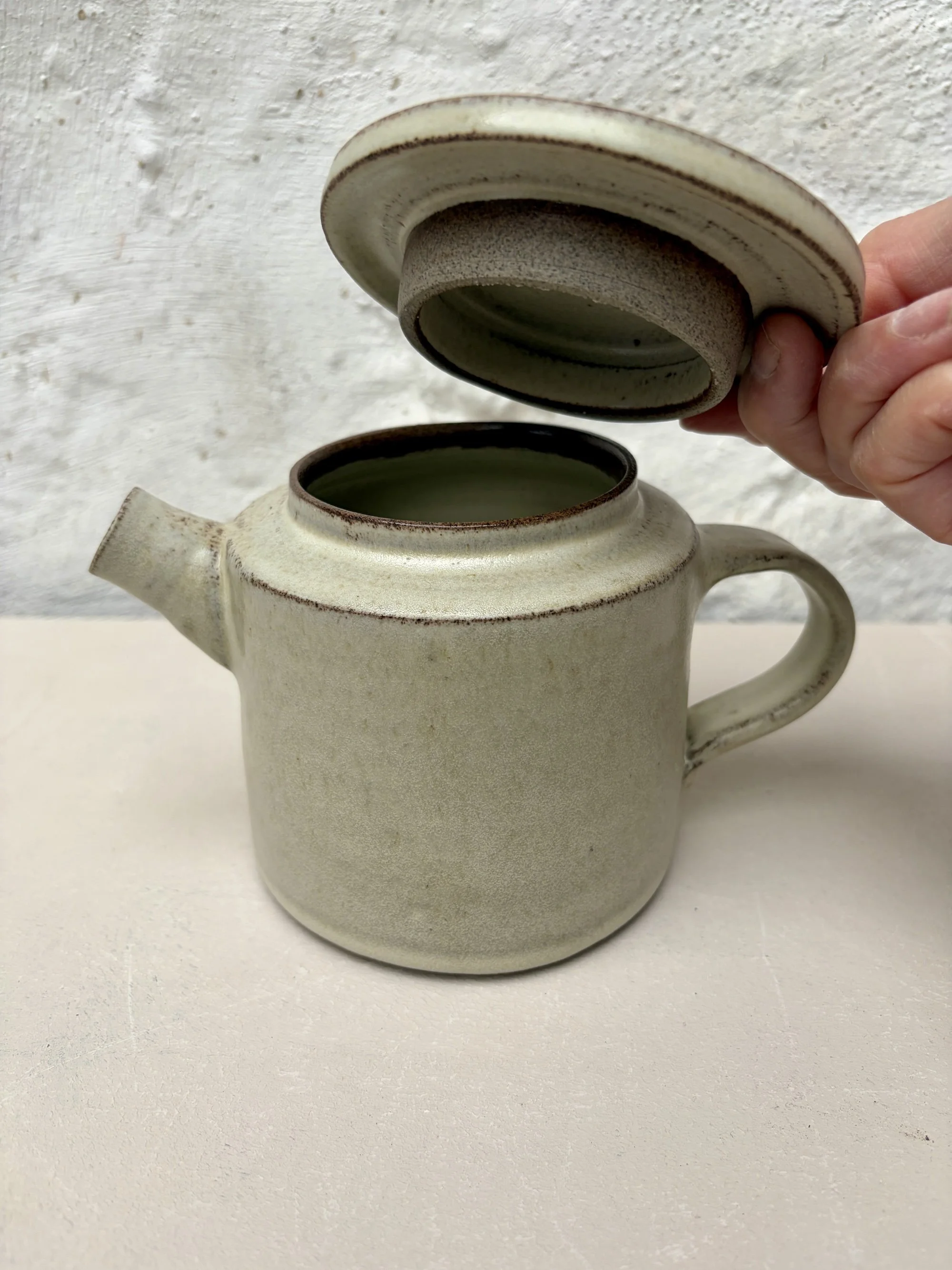 teapot-grey-clay-vanilla-action.jpeg