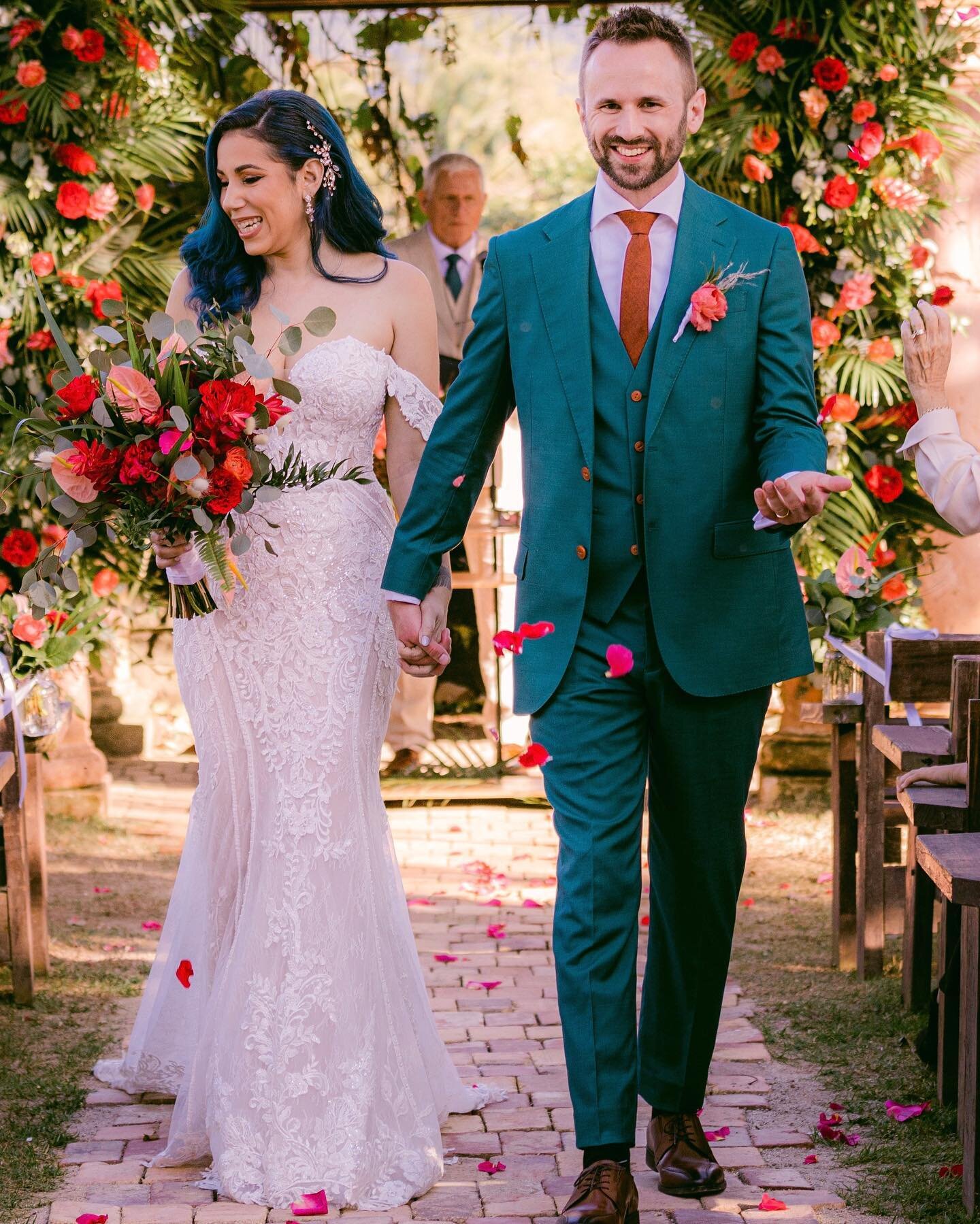 #WeddingWednesday S/O and congratulations to the Dorseys! For their island wedding, Kevin chose festive green 2-button 3-piece #custom suiting paired w/ white cotton custom shirting perfect for the setting. #MadeToMeasure by @keithjonesmtm ✨ Thanks f